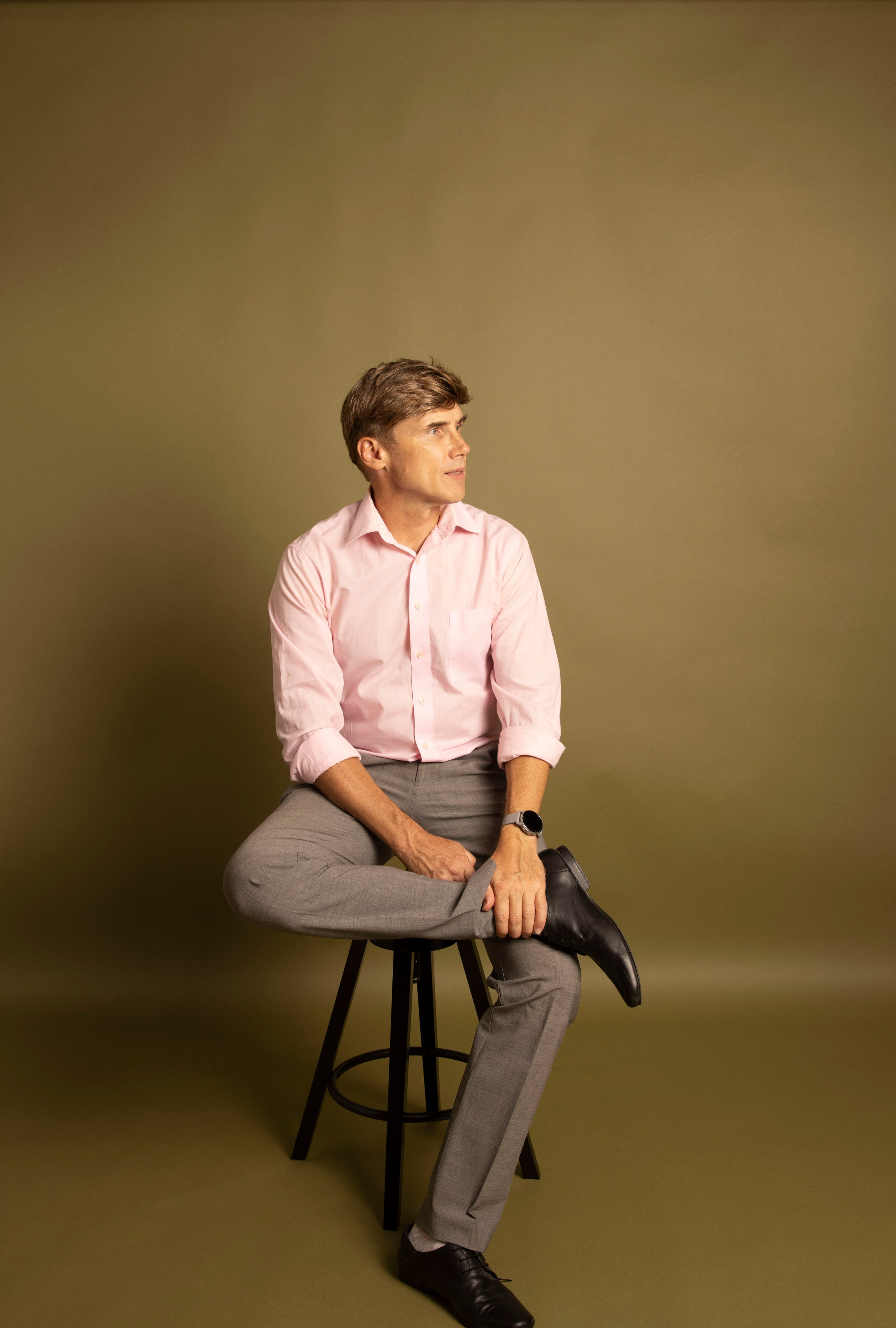 Оливковый фон. SHOOT IT YOURSELF — SELF PORTRAIT STUDIO IN CHICAGO