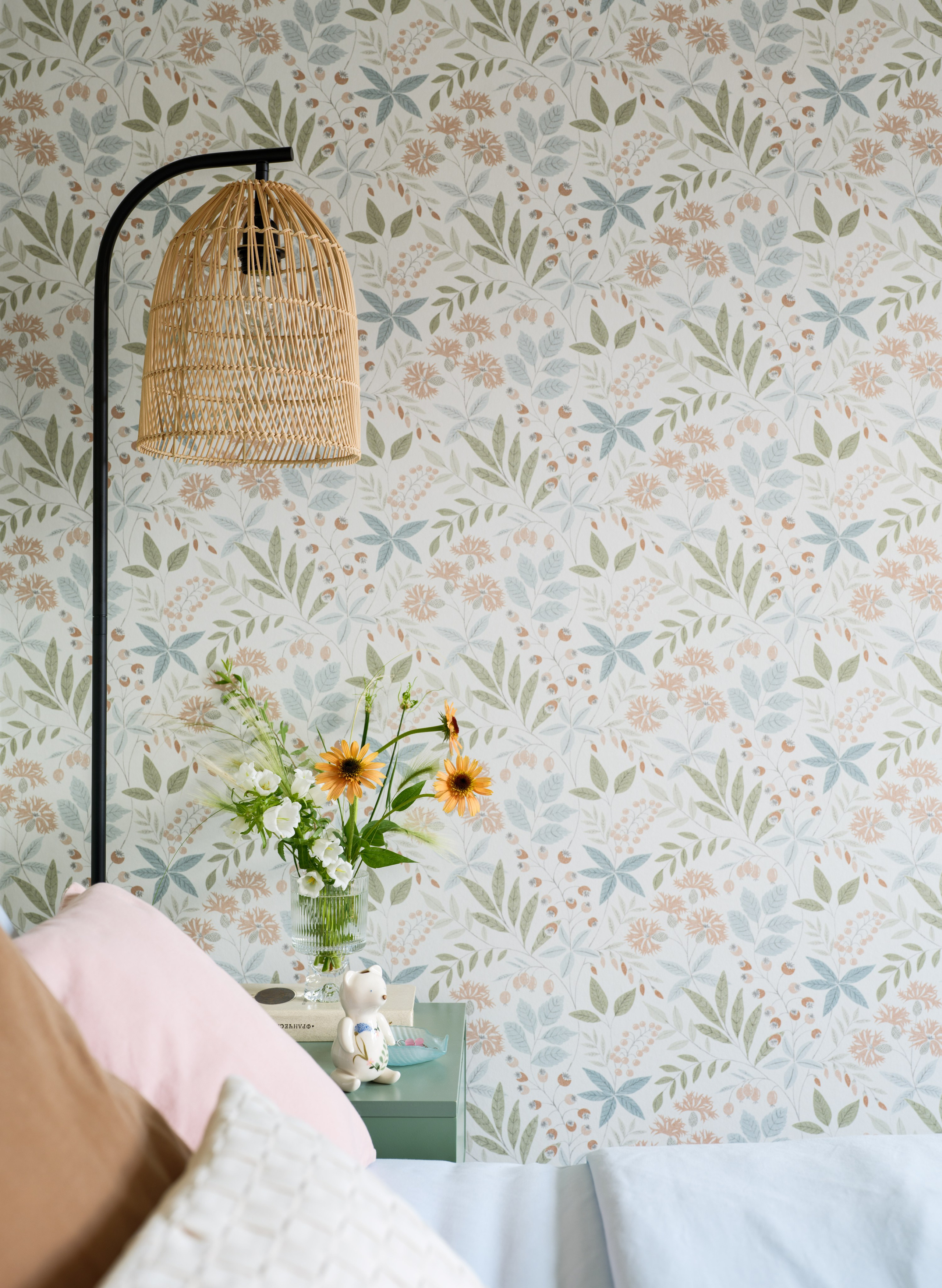 Светильники из ротанга в интерьере спальни