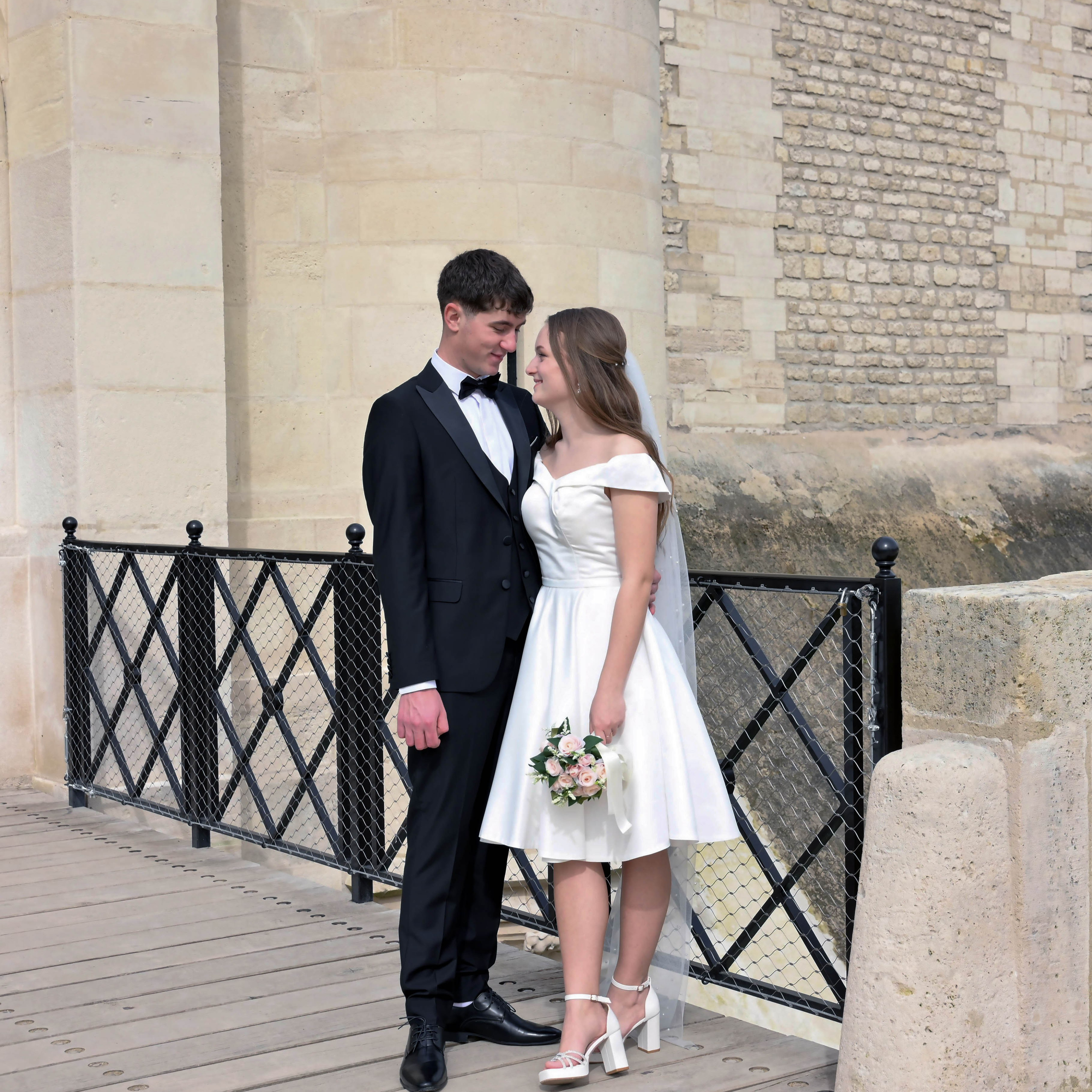 Молодожены стоят у входа в замок