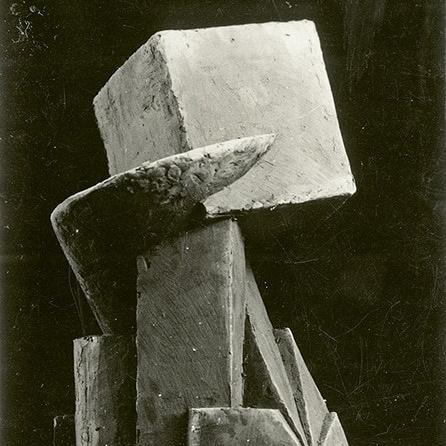 Объёмная абстрактная композиция из простых геометрических форм; учебное упражнение по артикуляции объёма и пространственных соотношений, направленное на развитие тактильного и пространственного восприятия.