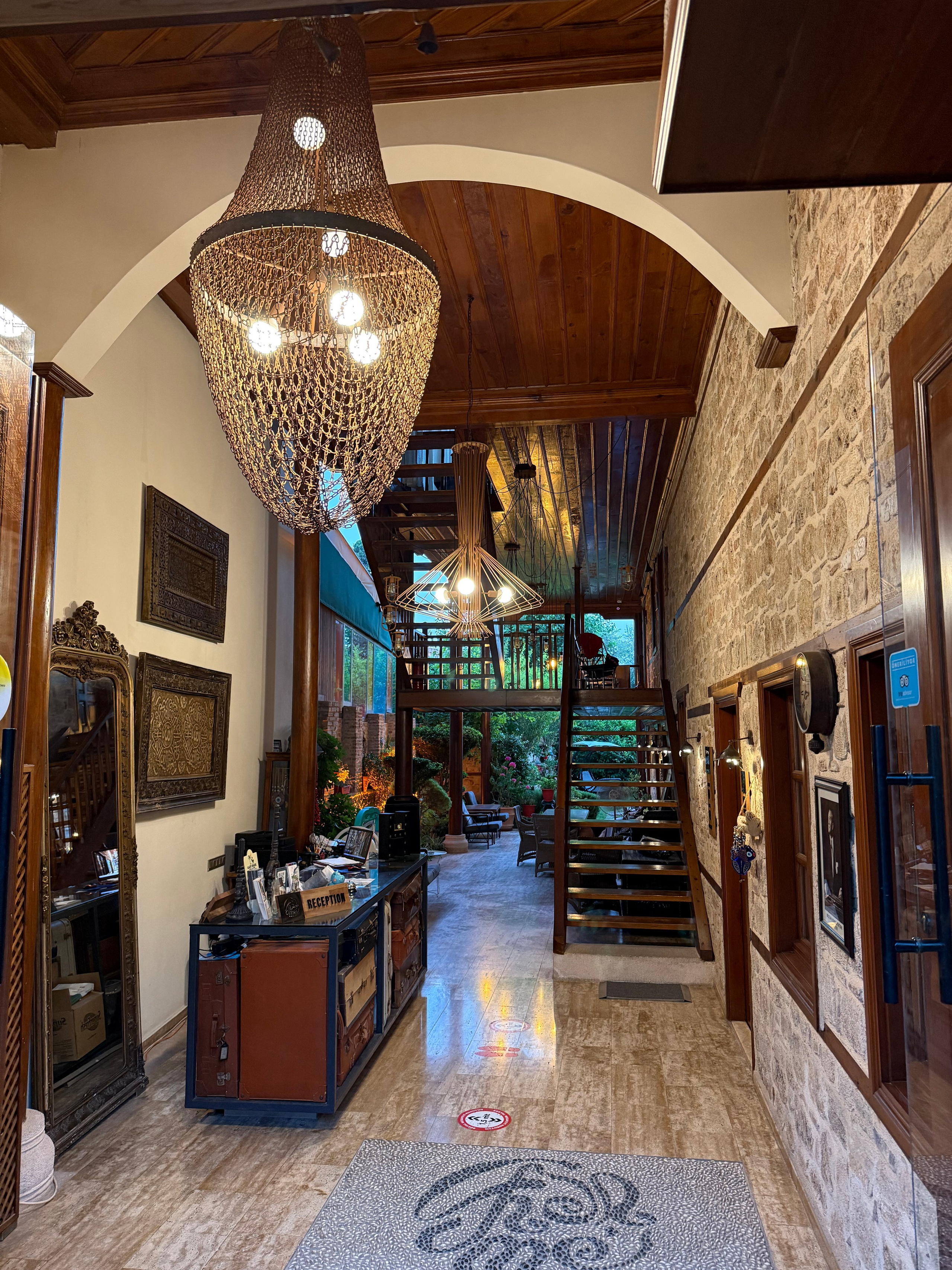 9 Tage in der Türkei: Entspannt und locker. Zwei Tage in jeder Stadt: Istanbul, Antalya, Kaş und ein Villenaufenthalt mit Bergblick