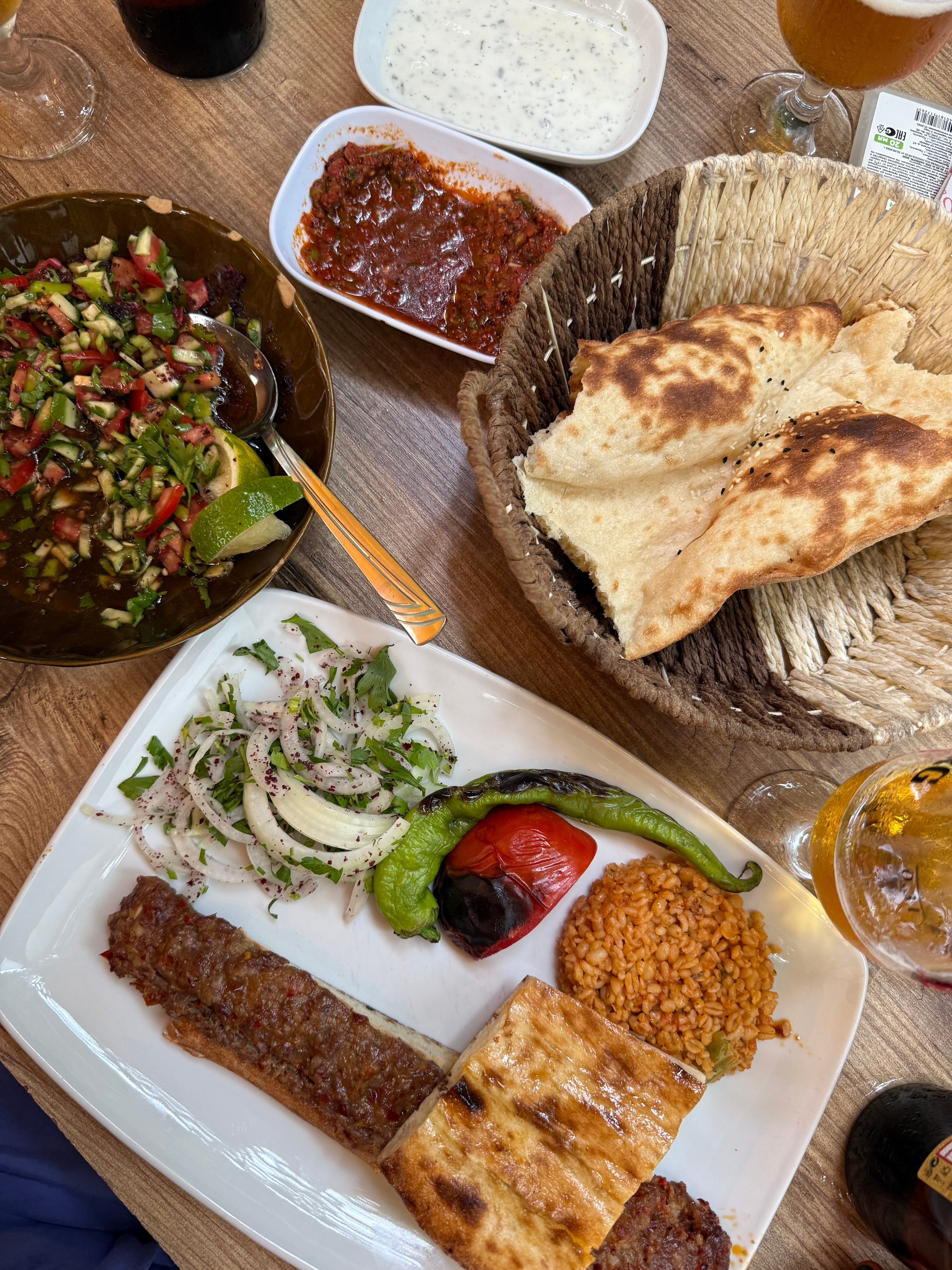 9 Tage in der Türkei: Entspannt und locker. Zwei Tage in jeder Stadt: Istanbul, Antalya, Kaş und ein Villenaufenthalt mit Bergblick