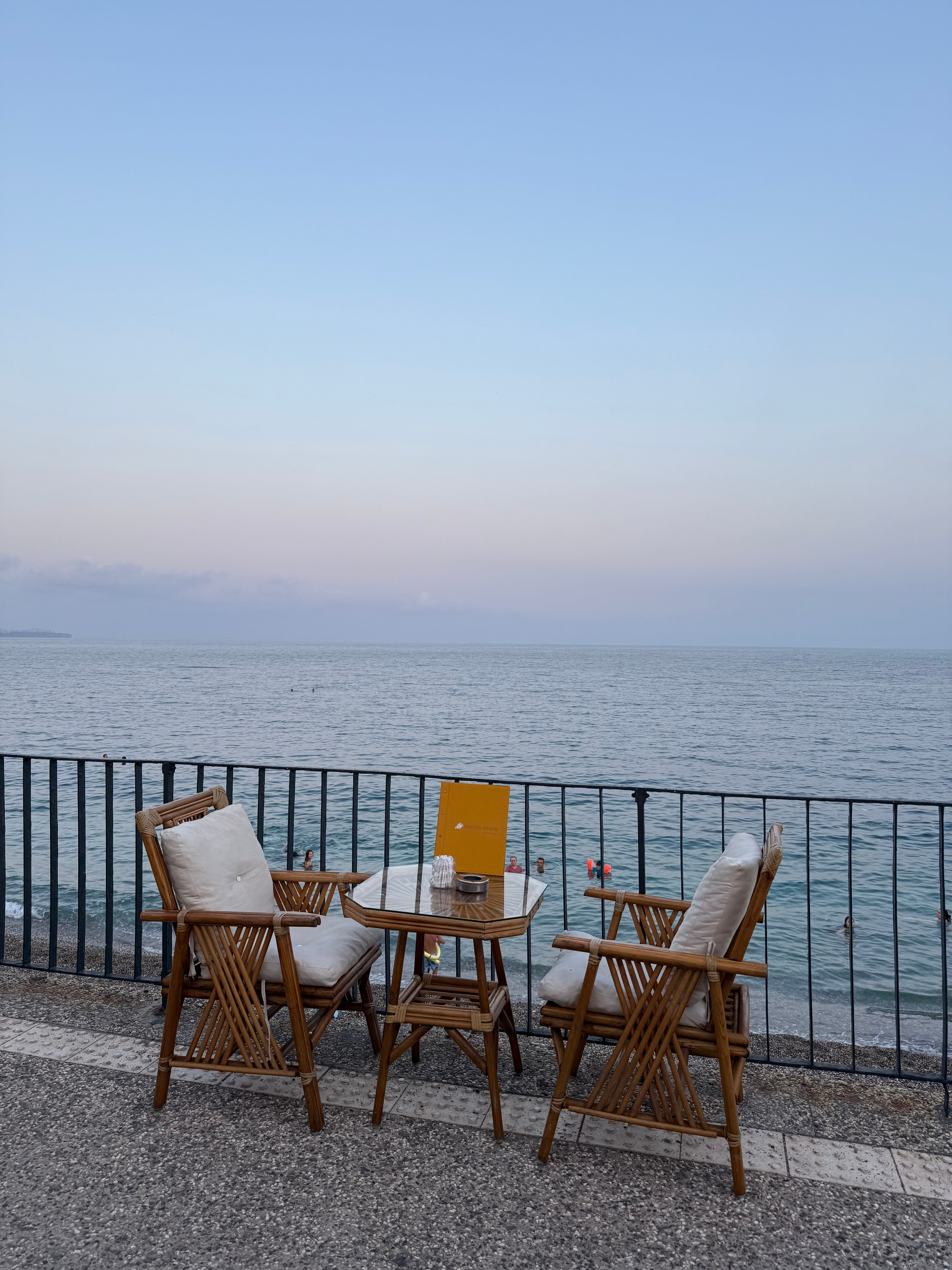 9 Tage in der Türkei: Entspannt und locker. Zwei Tage in jeder Stadt: Istanbul, Antalya, Kaş und ein Villenaufenthalt mit Bergblick