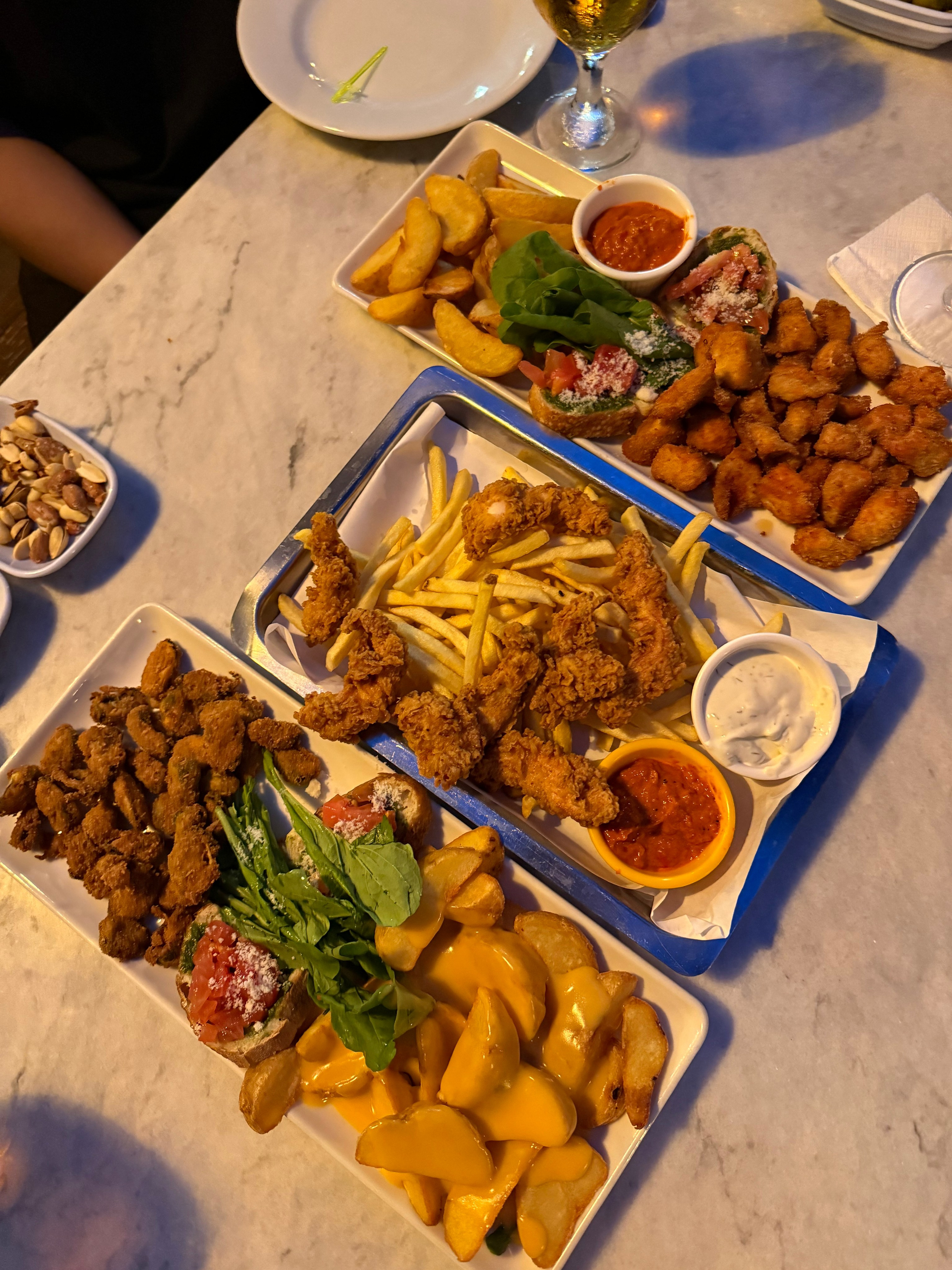 9 Tage in der Türkei: Entspannt und locker. Zwei Tage in jeder Stadt: Istanbul, Antalya, Kaş und ein Villenaufenthalt mit Bergblick