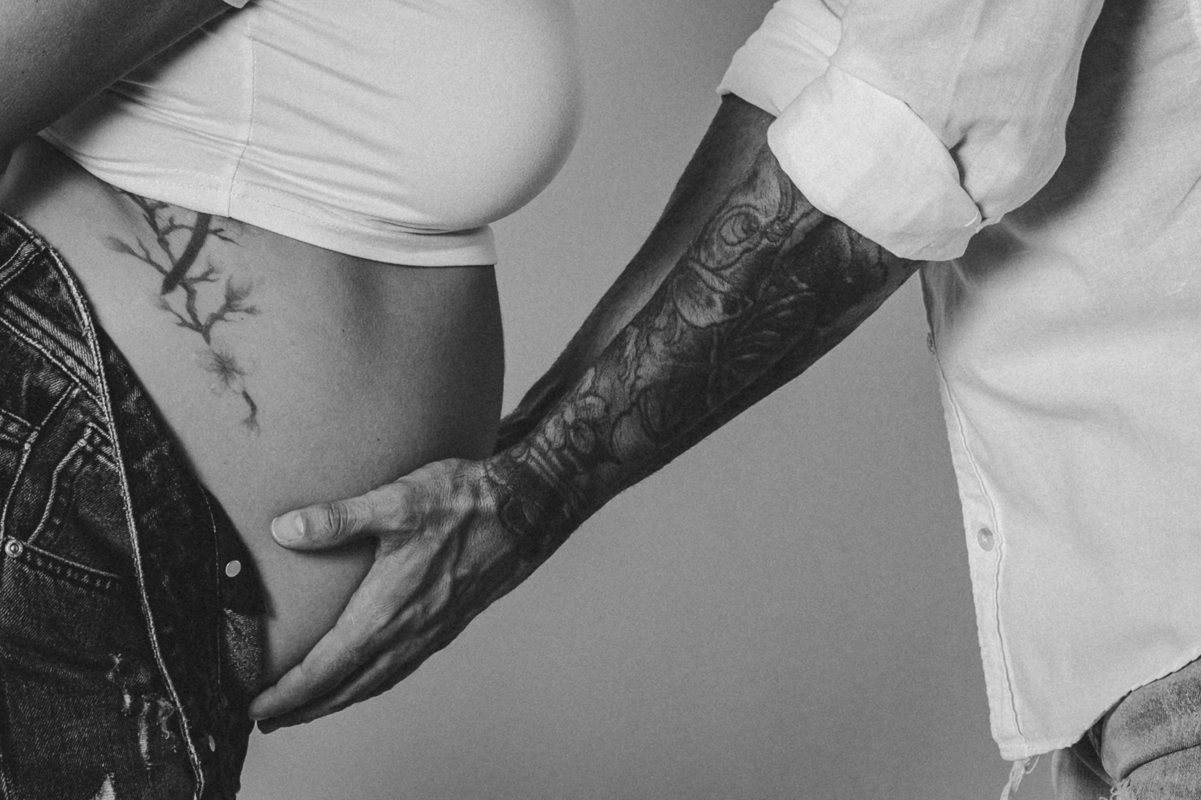 Fotografia Maternity Artistica a Pomezia – Ritratti Eleganti in Studio