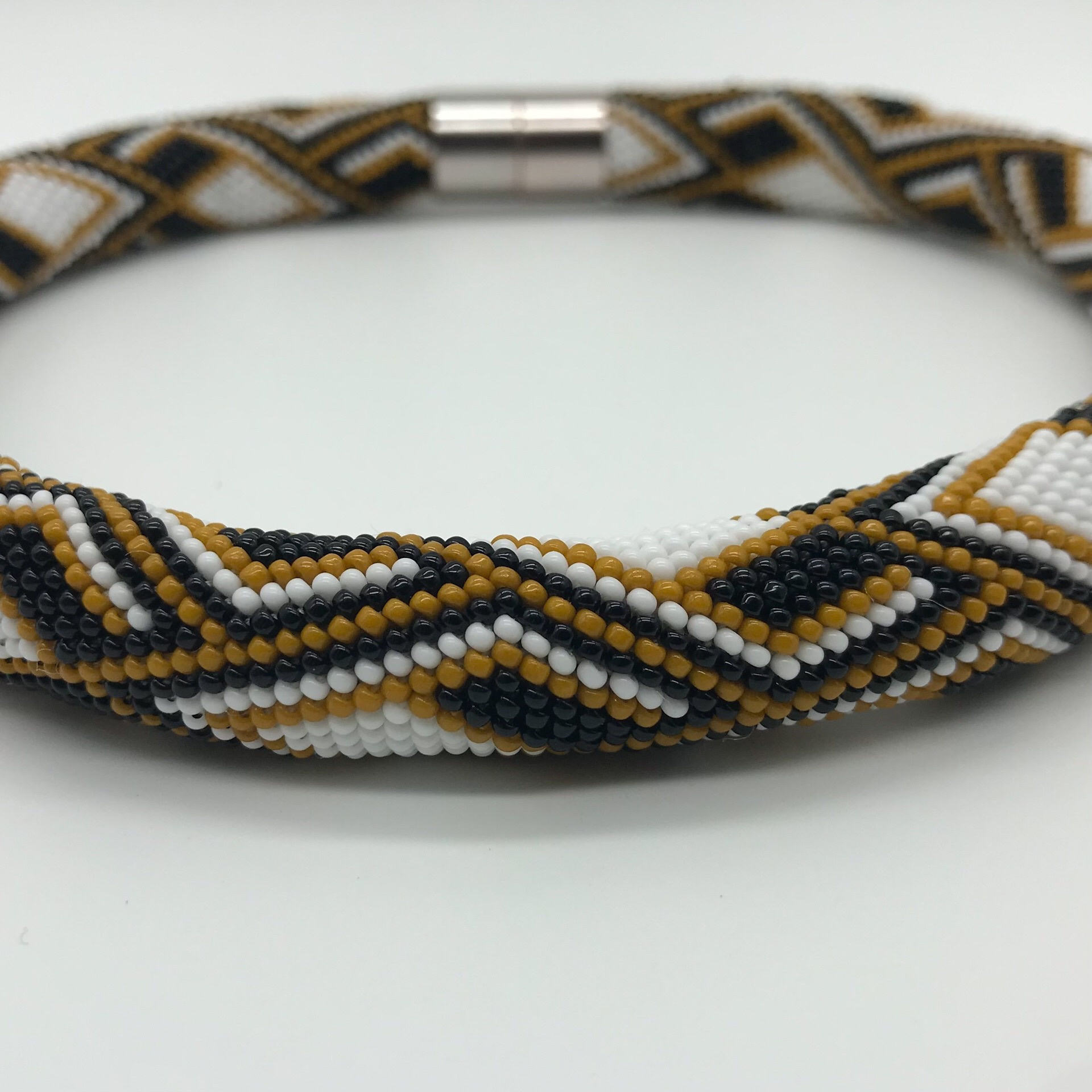 Collier, bracelet de perles japonaises Toho. Crochet. 44 cm 3 couleurs. Mannequins, design, decoration, handmade, photographe…