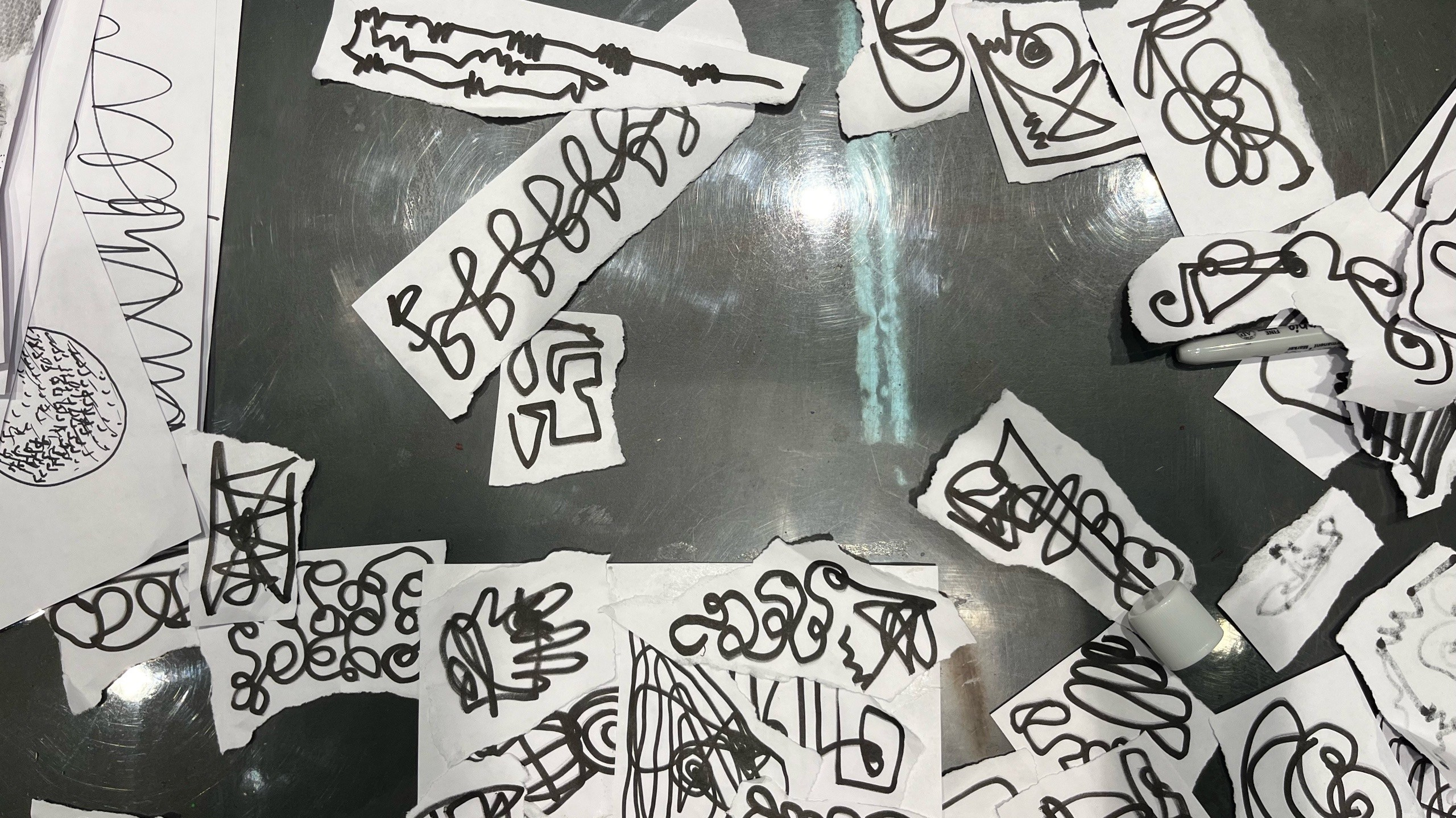 результат упражнения «Рвём бумагу и рисуем на обрывках» — серия смелых линейных работ учеников мастер-класса «Линия. Фактура. Цвет». Русскоязычный воркшоп Лени Сморагдовой