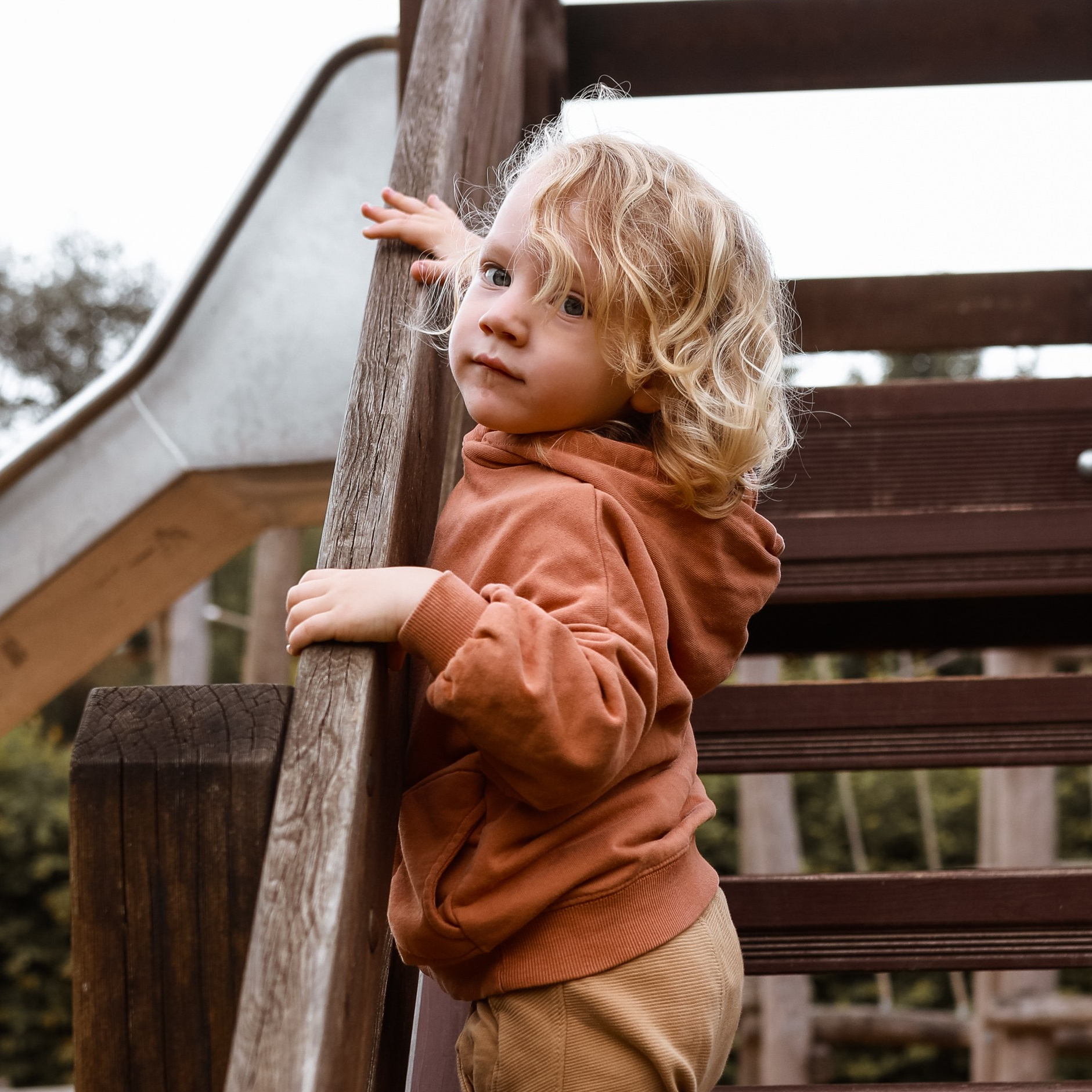 „Zeitlose Kindergartenfotografie in Speyer – lachende Kinder beim Spielen im Garten“