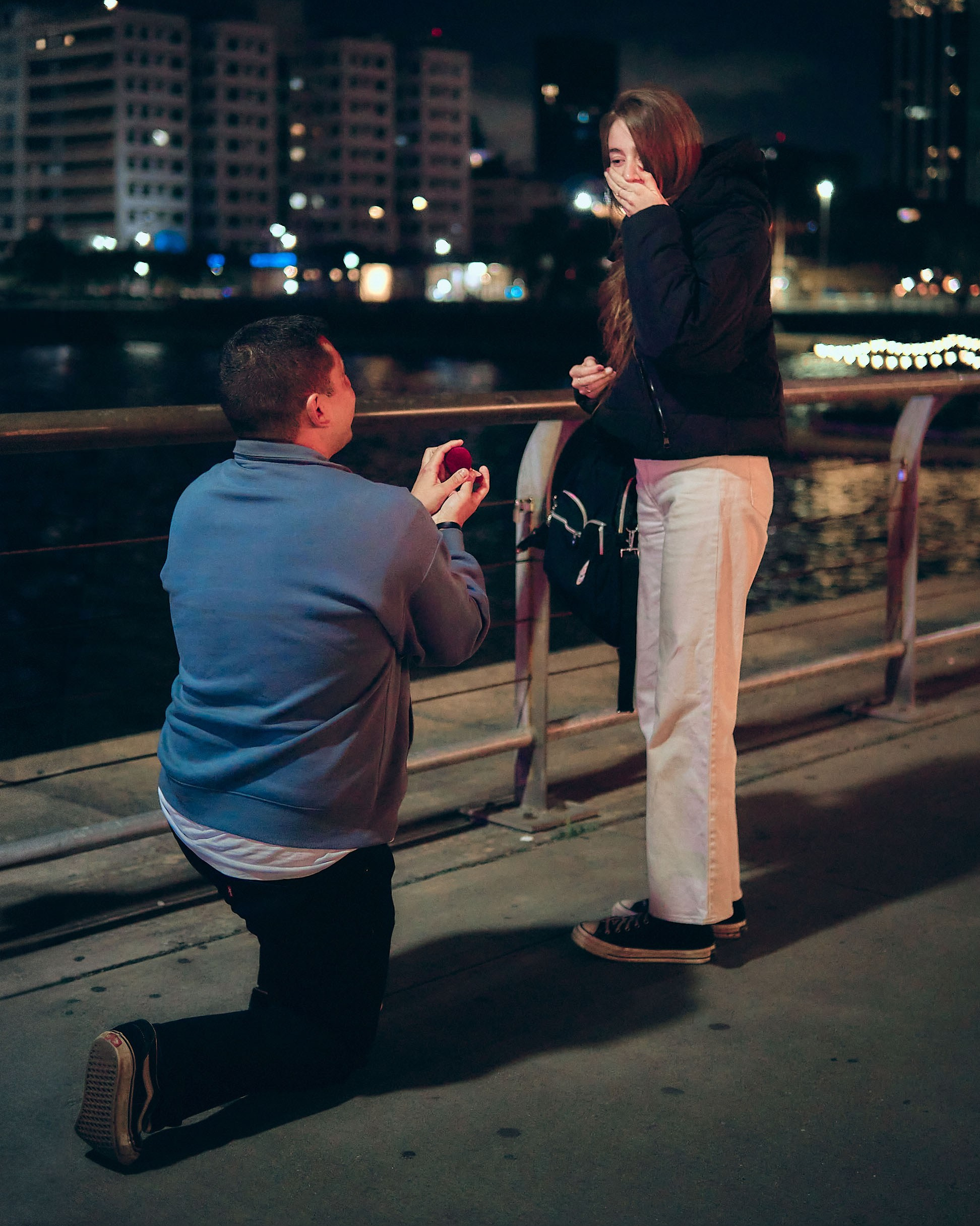 Pareja durante una pedida de mano en Chicago en una experiencia fotográfica en un escenario urbano