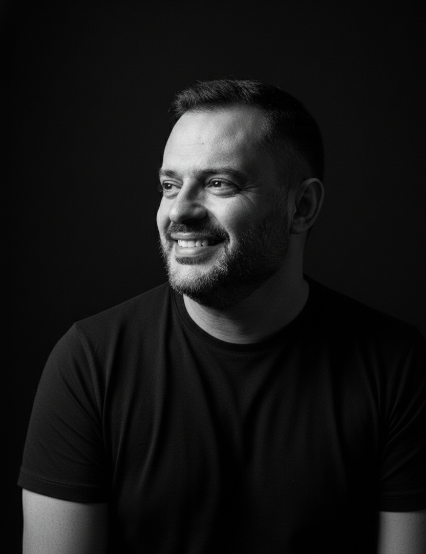 Retrato em preto e branco do fotógrafo de estúdio e casamentos Patrik Vanin