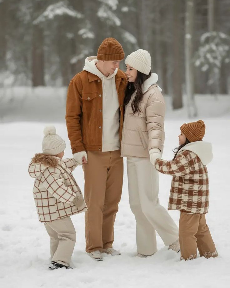 Новорічна фотосесія 2025-26: вдома, у студії та на вулиці — ідеї, кольори, образи. Сімейний фотограф Київ Наталія Шкаврон