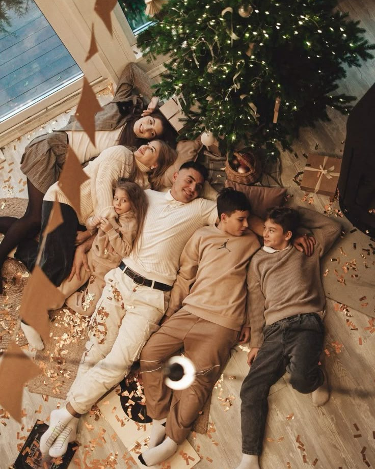 Новорічна фотосесія 2025-26: вдома, у студії та на вулиці — ідеї, кольори, образи. Сімейний фотограф Київ Наталія Шкаврон