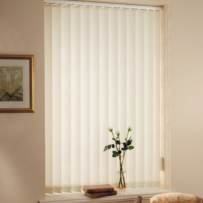 Вертикальные жалюзи светлого бежевого оттенка установленные в проем окна до подоконника.