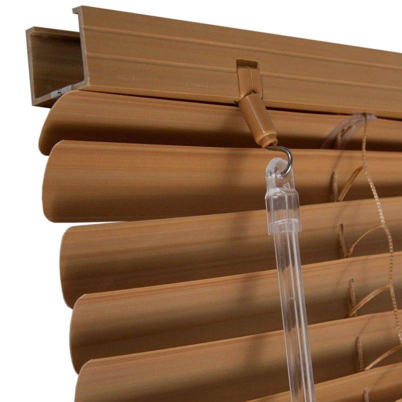 Образец горизонтальных пластиковых жалюзи коричневого оттенка с левосторонним управлением.