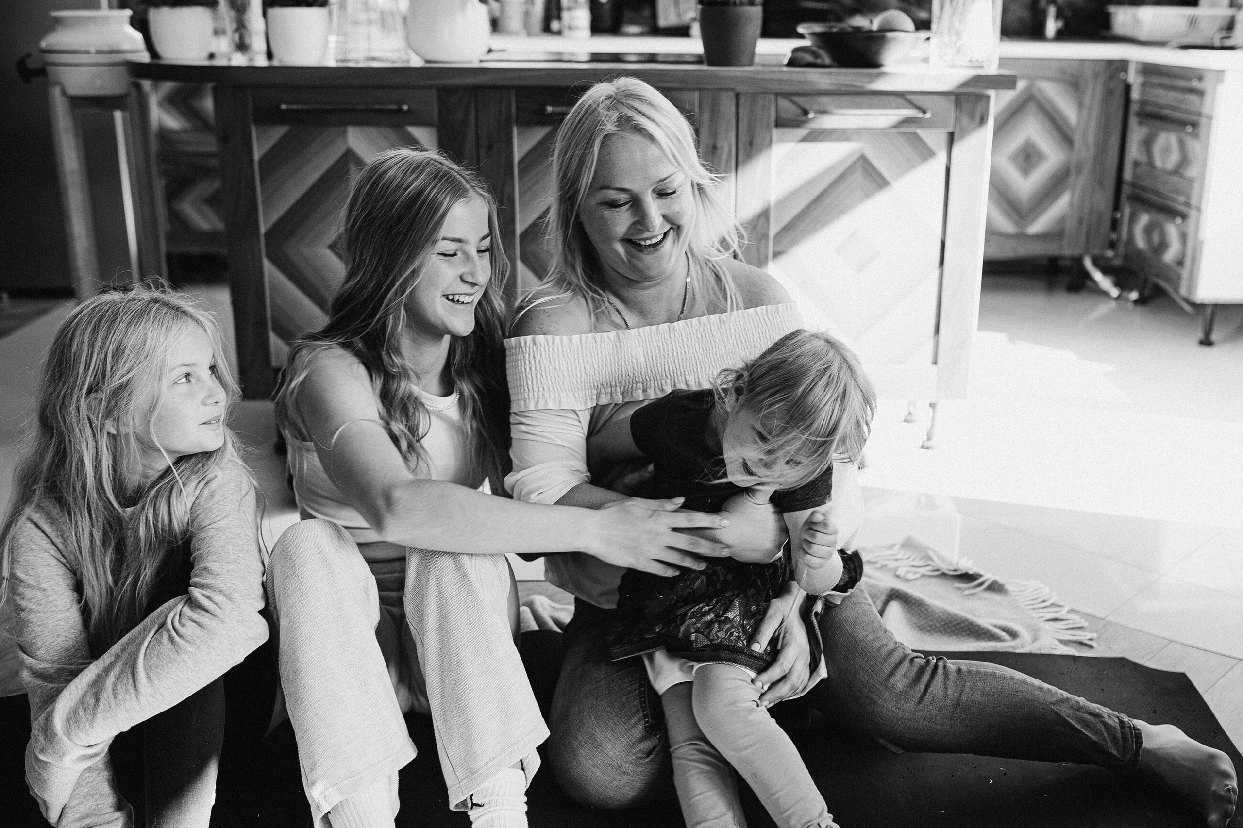 IETEIKUMI ĢIMENES FOTOSESIJAI MĀJĀS (skraidošie bērni)