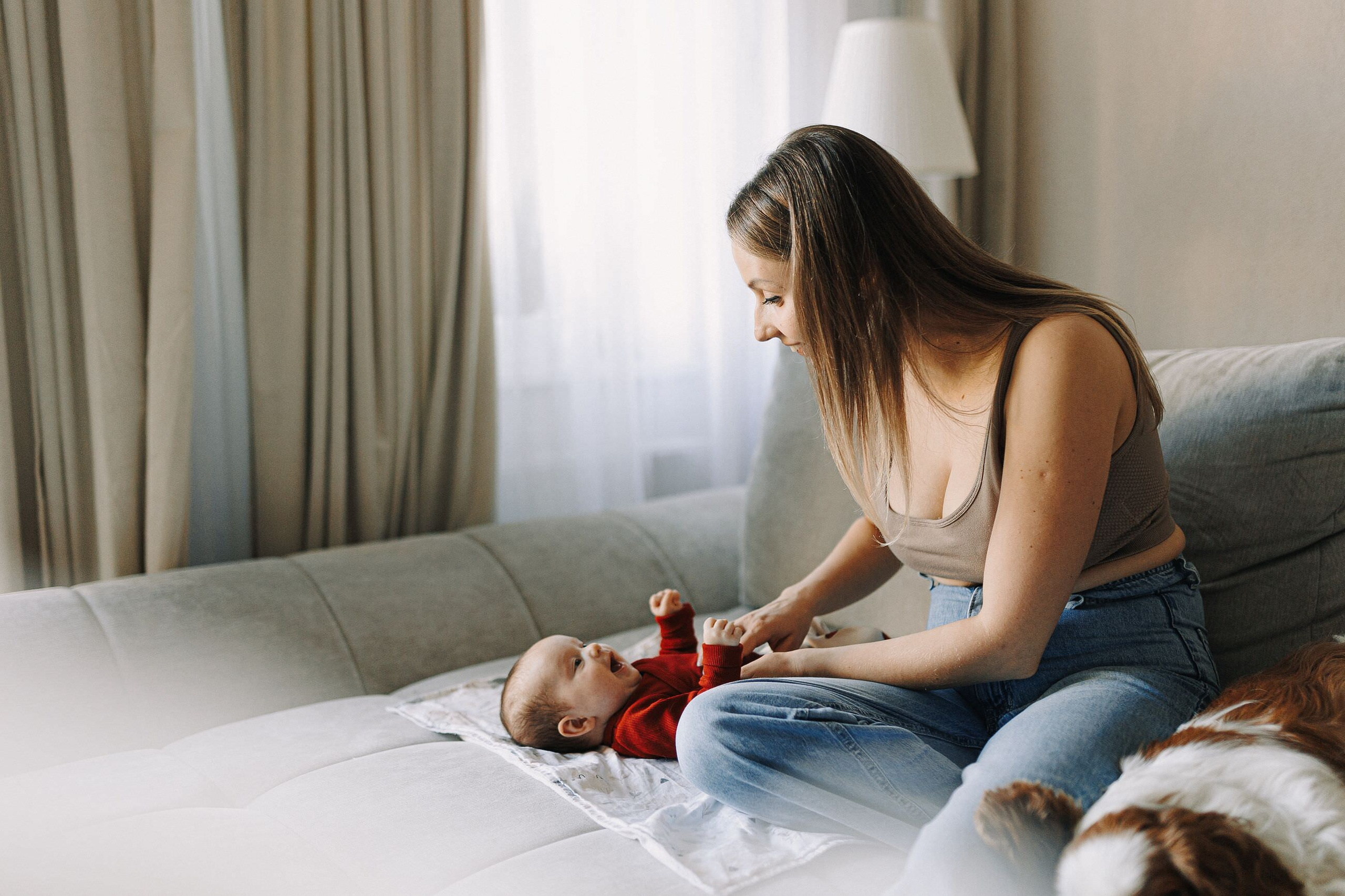 IETEIKUMI ĢIMENES FOTOSESIJAI MĀJĀS