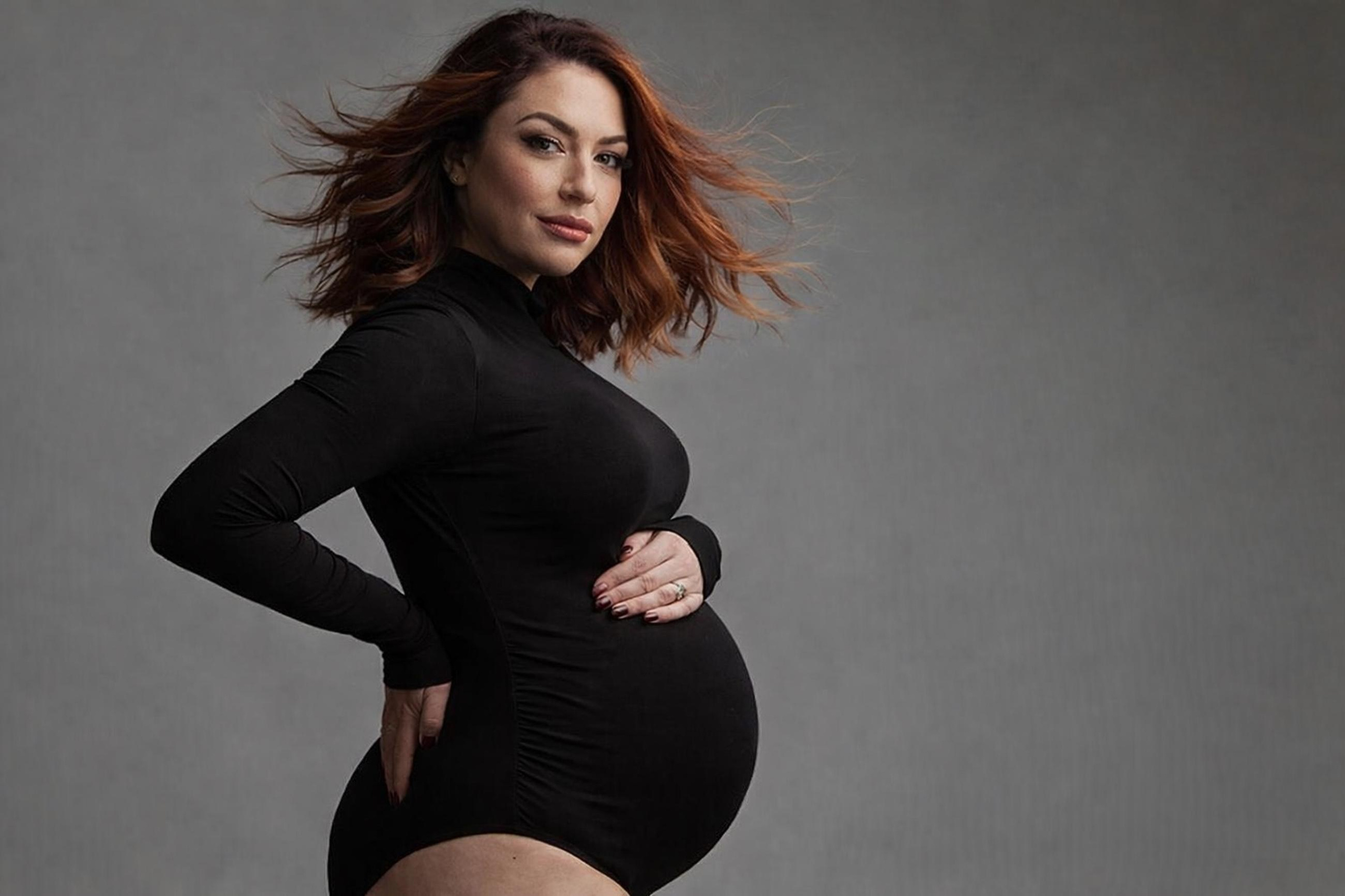 Фотосессия для беременных в чёрном стиле студия