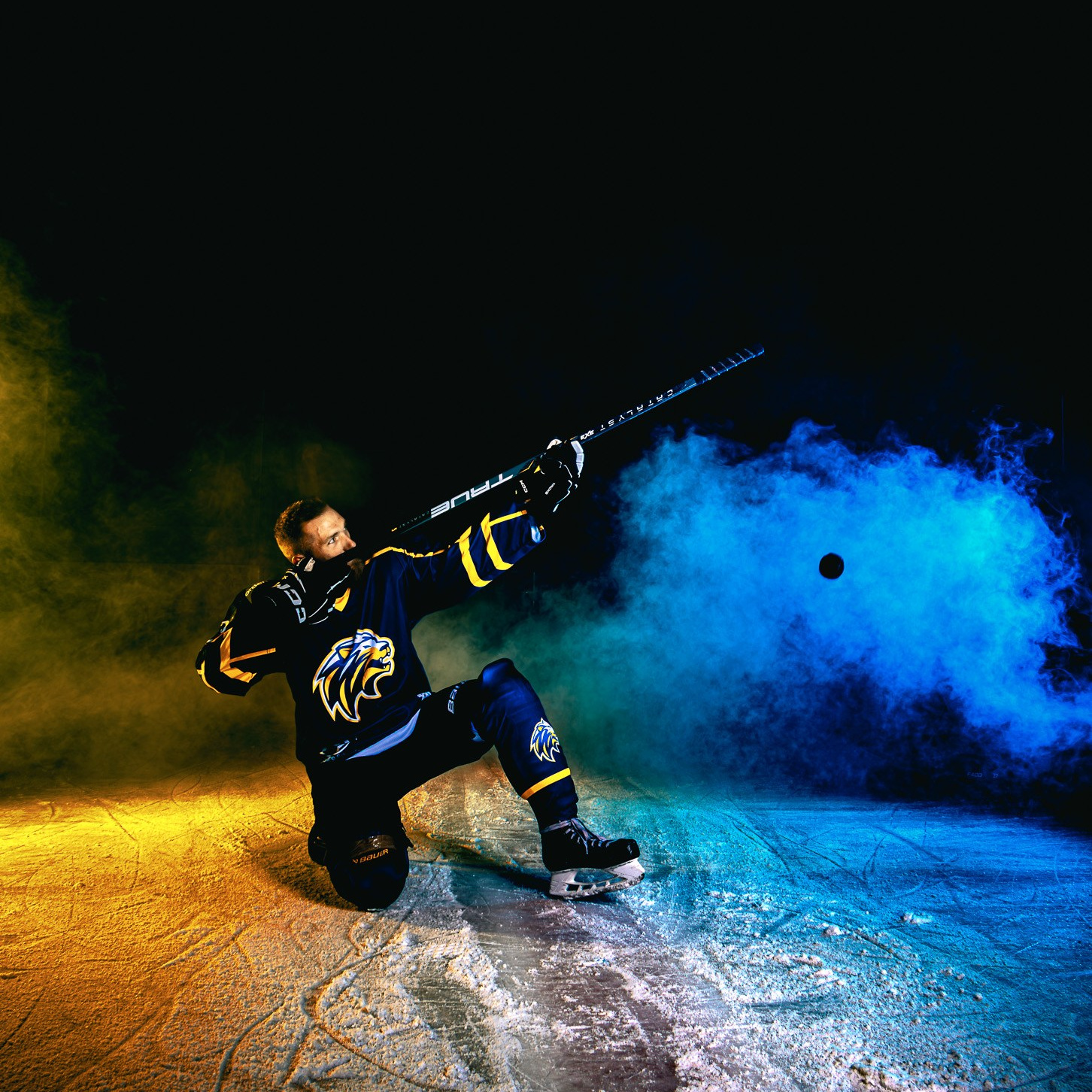 Sportfotografie met focus op snelheid, kracht en teamspirit in ijshockey - Kapture Fotografie