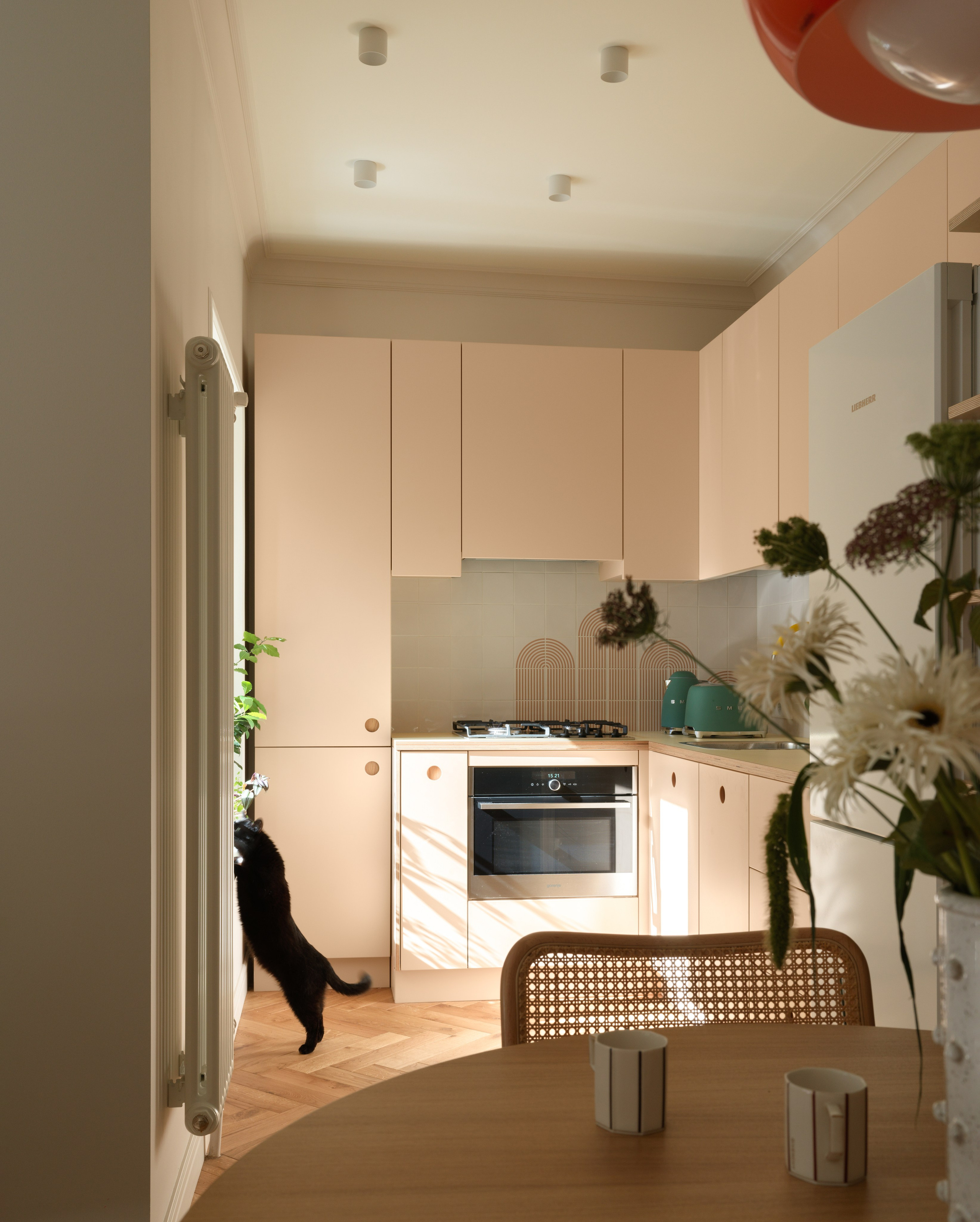 Персиковая кухня из фанеры с яркой жёлтой столешницей.