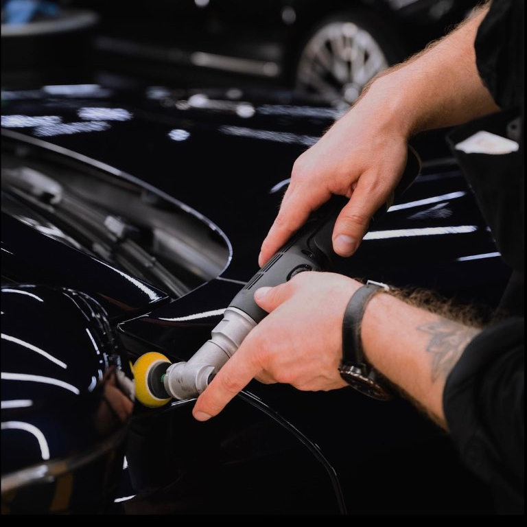 Полировка нового авто для устранения мелких дефектов лакокрасочного покрытия