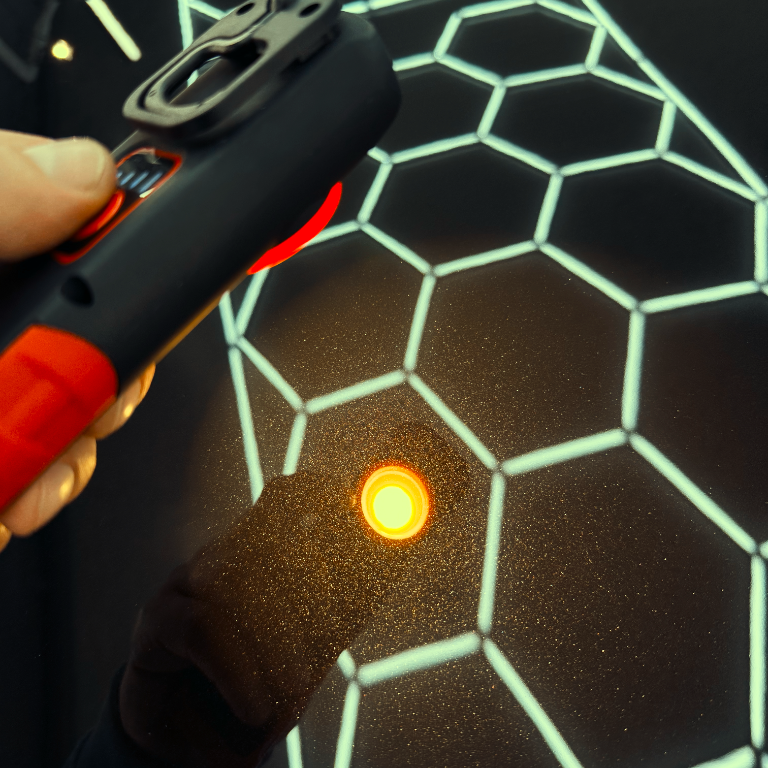  Финальная проверка: мастер детейлинга оценивает результат полировки нового авто