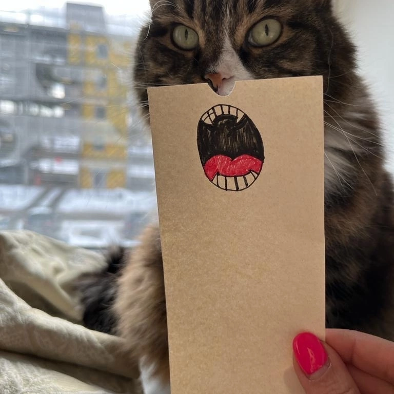 Лени Сморагдова и кошка Пухляша