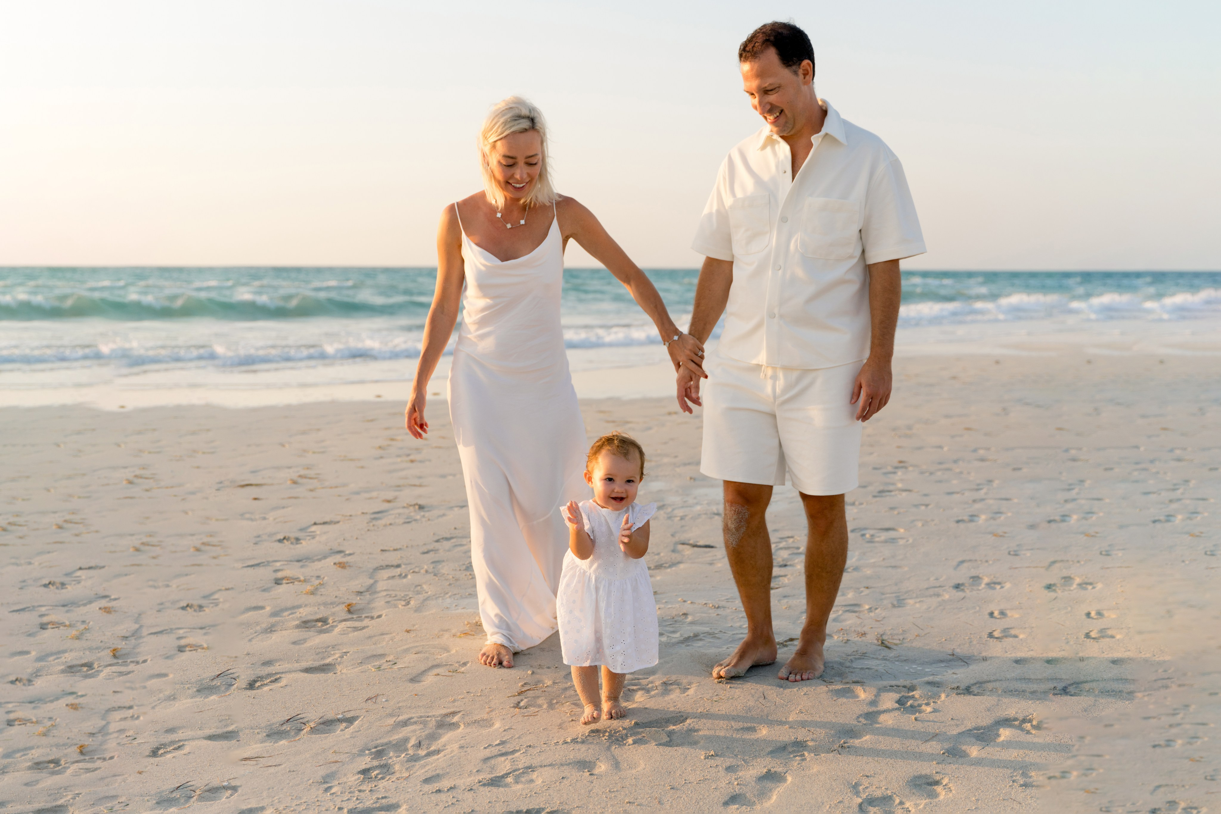 Семейная фотосессия на пляже в Абу Даби. Фотограф в Абу Даби Марина