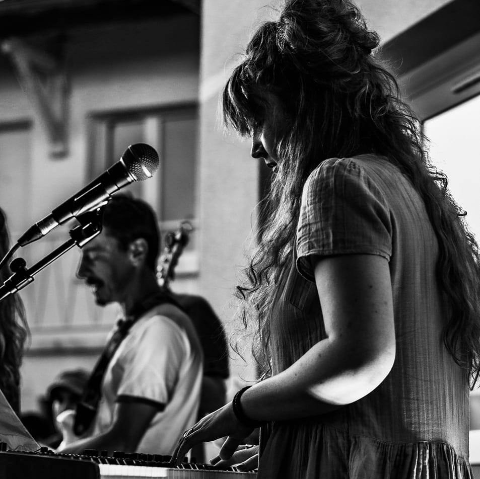 Photographe professionnelle à Poitiers, Tours et Châtellerault | Studio photo entre Poitiers et Tours – portraits, familles, entreprises, ma