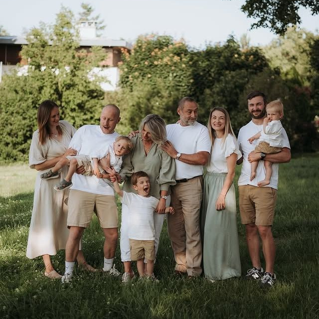 Що одягнути на сімейну фотосесію в парку влітку: готові образи для великої родини. Family photographer in Kiev Natalia Shkavron