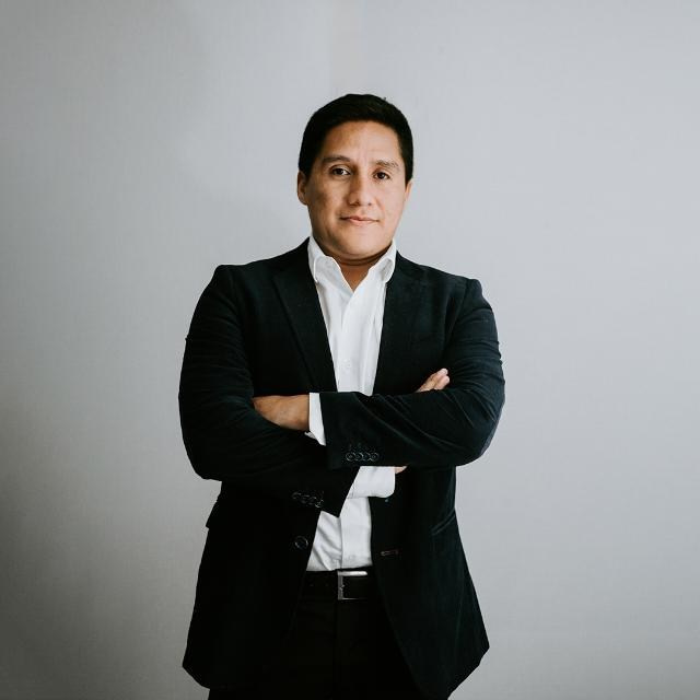 Sobre mi. Fotógrafo de Bodas en Lima | Ronhy Altamirano. Fotografía narrativa y cinematográfica para bodas, quinceañeras y eventos exclusivos