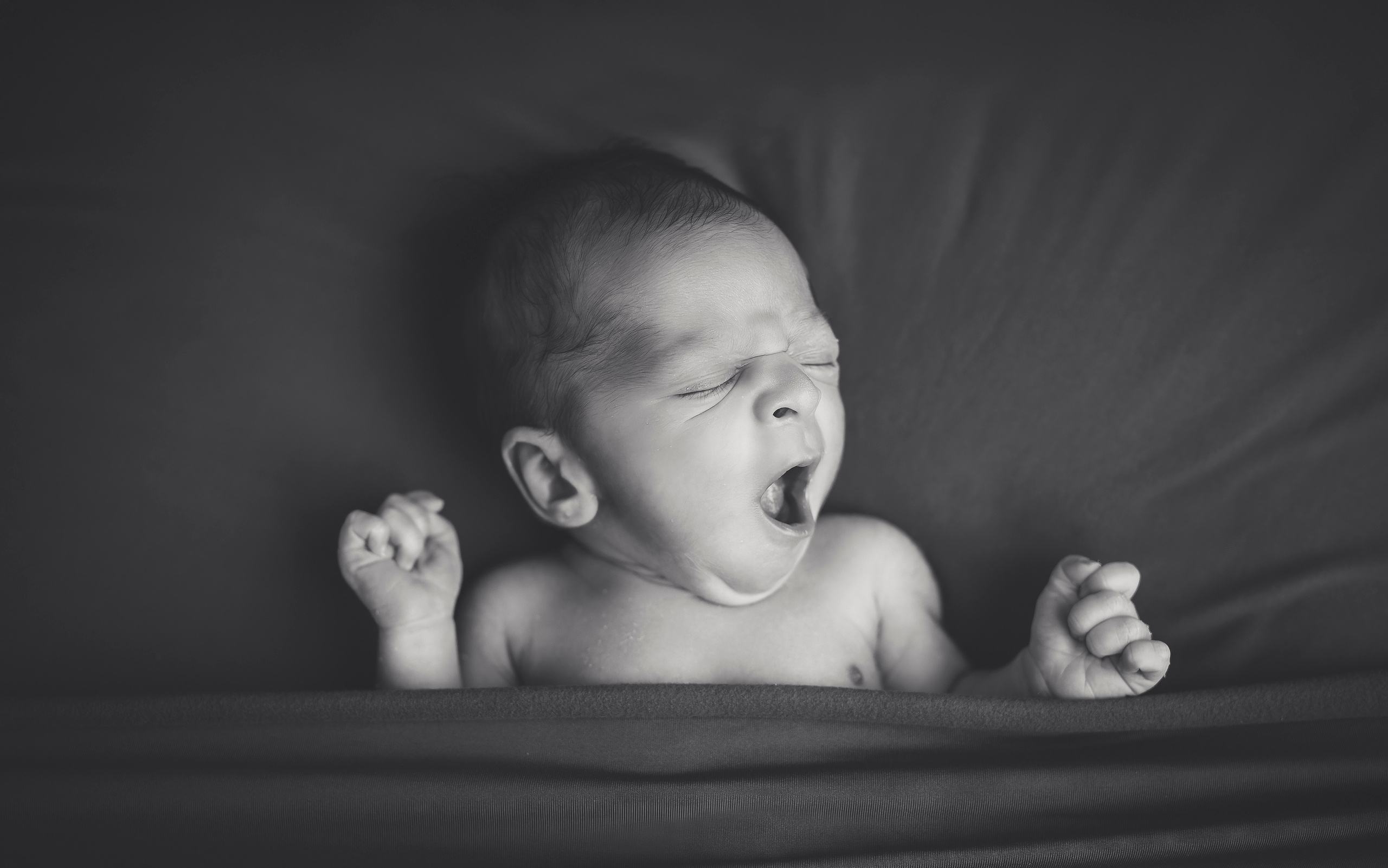 Newbornshoot Gepoeseerd Prijs | Tarieven Newborn Fotografie. Familie en huwelijksfotograaf in Zwolle Overijssel