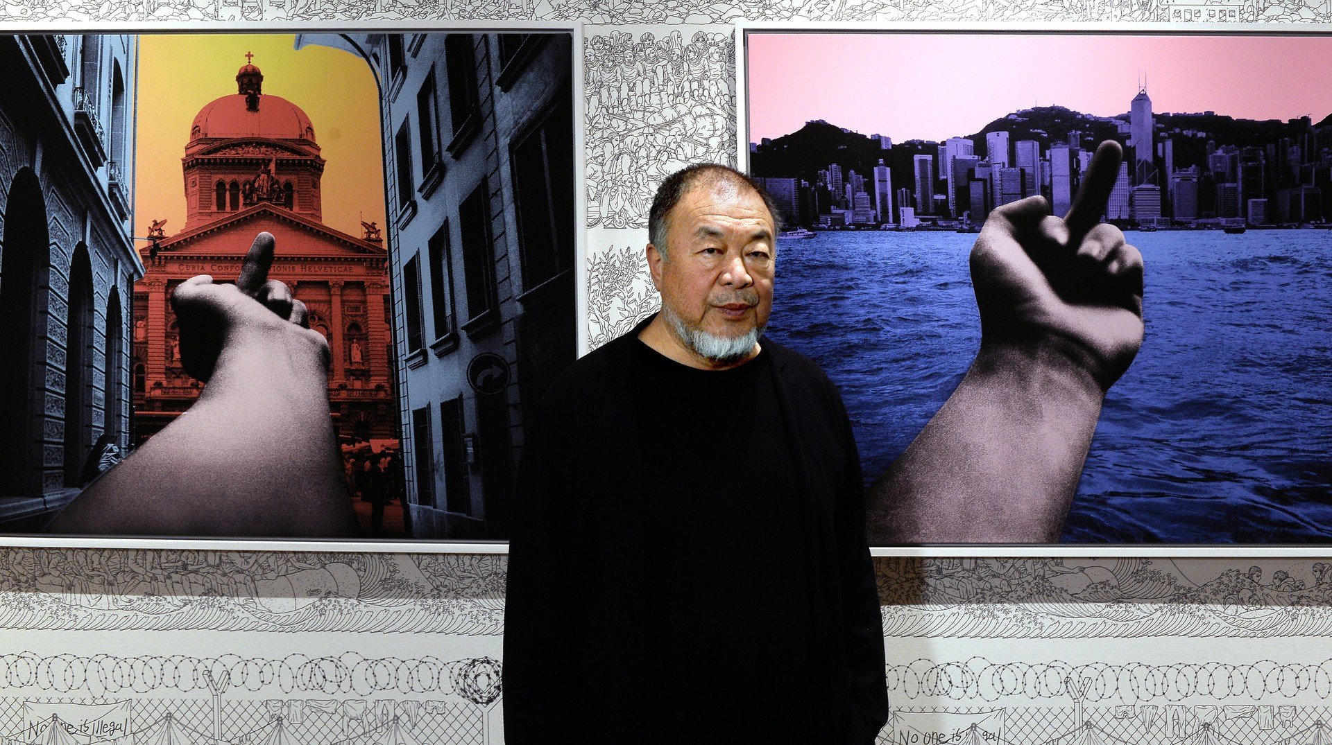 Ай Вэйвэй стоит напротив своих инсталляций — портрет художника в окружении собственных произведений.