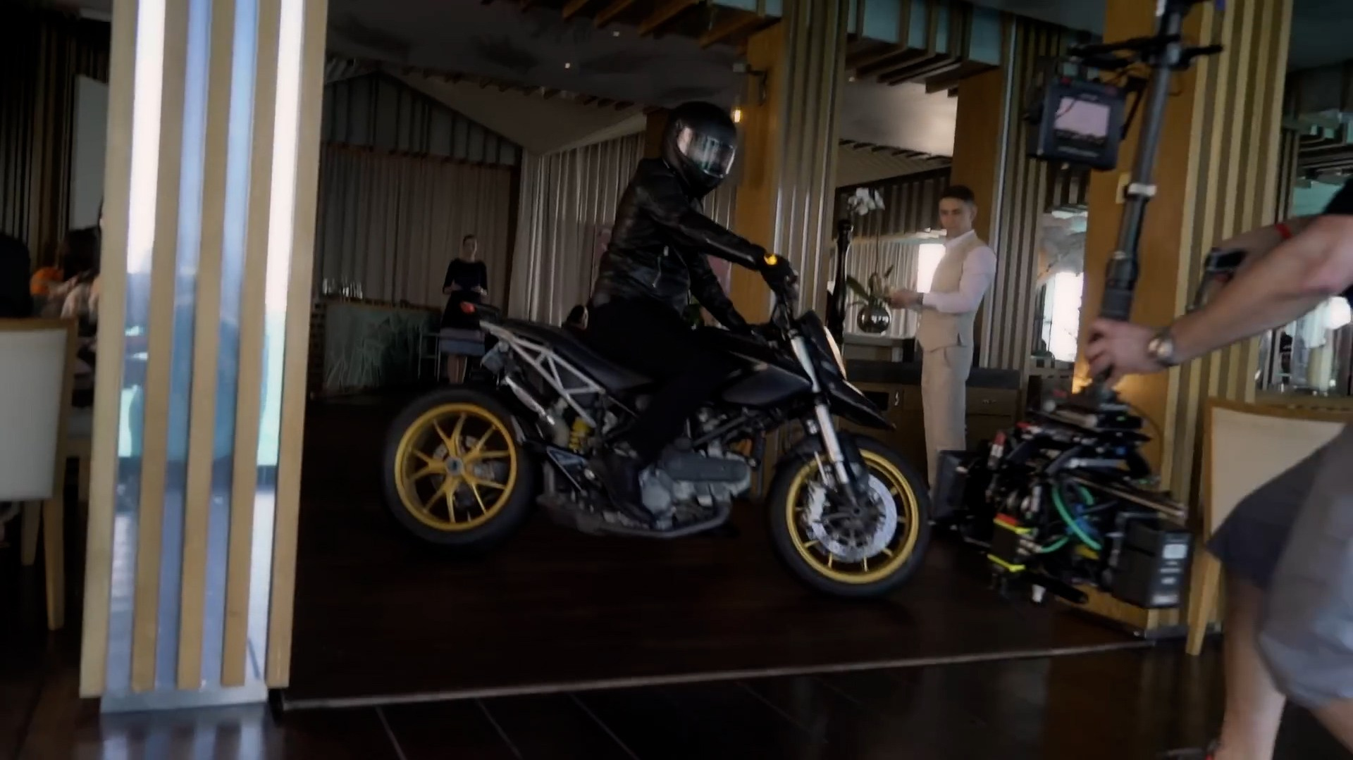 Jessica Alba and Zac Efron in Dubai. RightNow Production