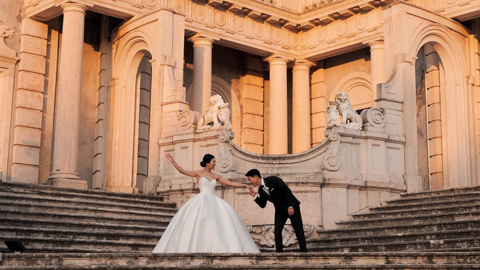 Noivos nas escadarias do Palácio Nacional de Queluz durante um casamento
