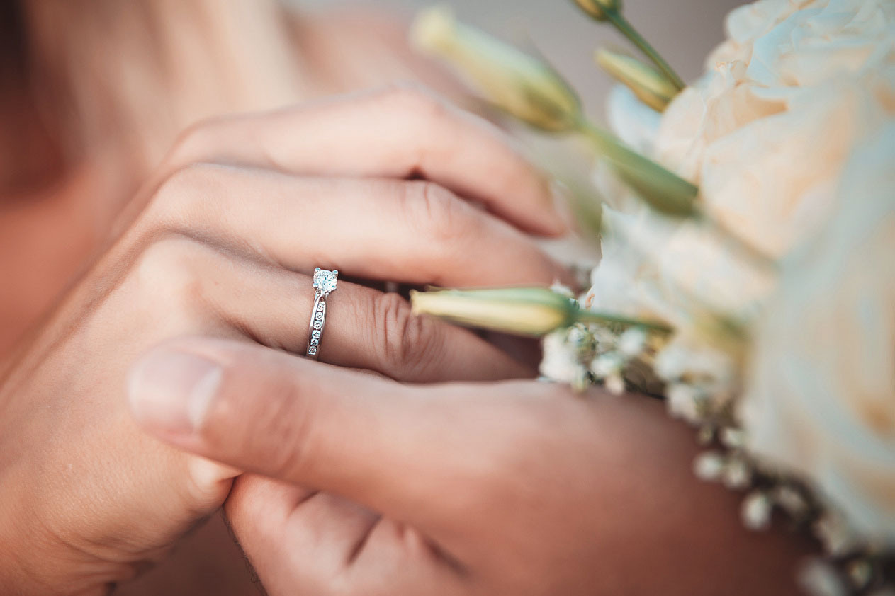 Предложение руки и сердца на Крите в Греции, руки, кольцо на пальце. Фотограф, организатор Екатерина Романова.