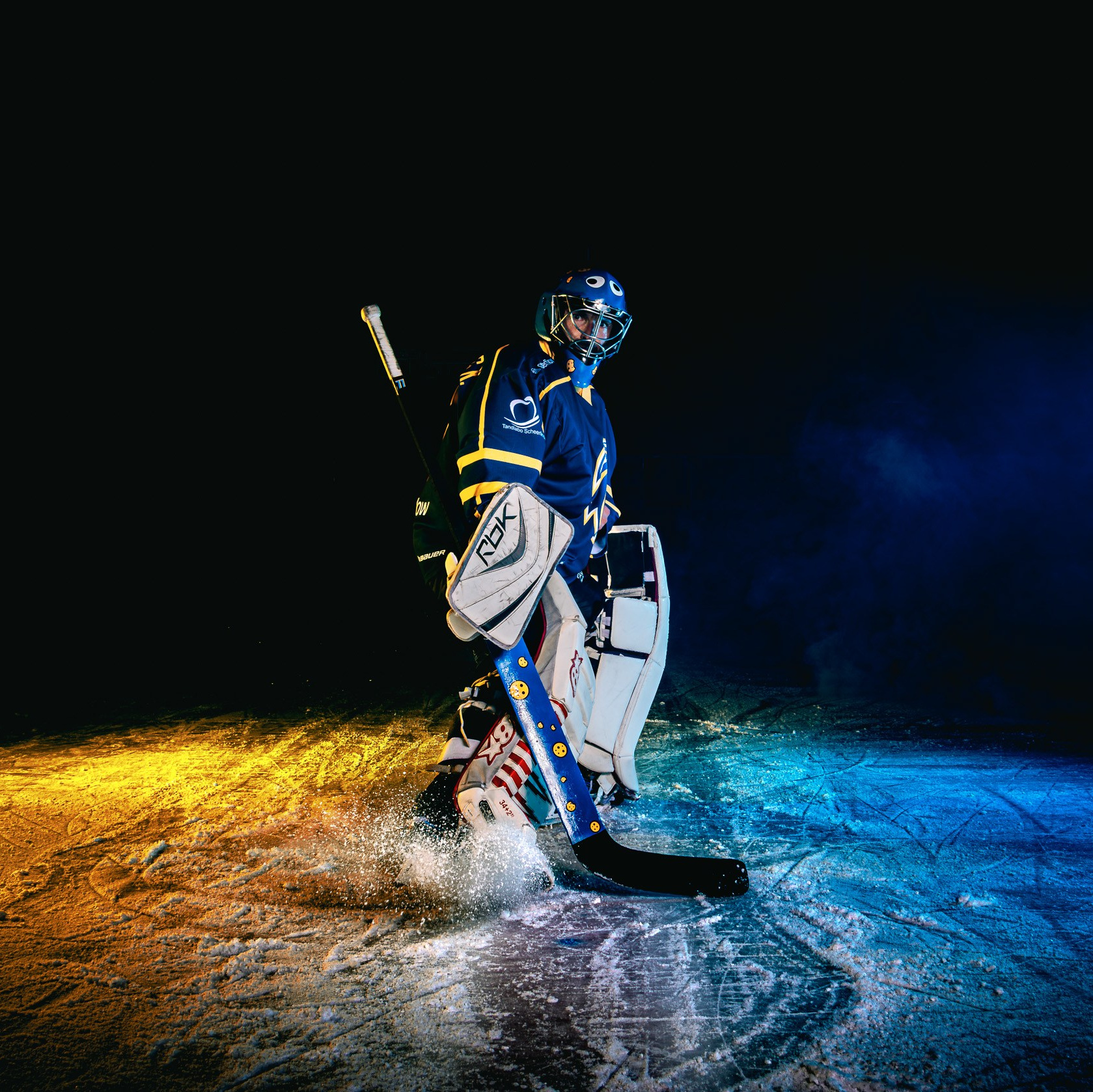 IJshockeyspeler in volle actie tijdens professionele sportfotografie shoot - Kapture Fotografie