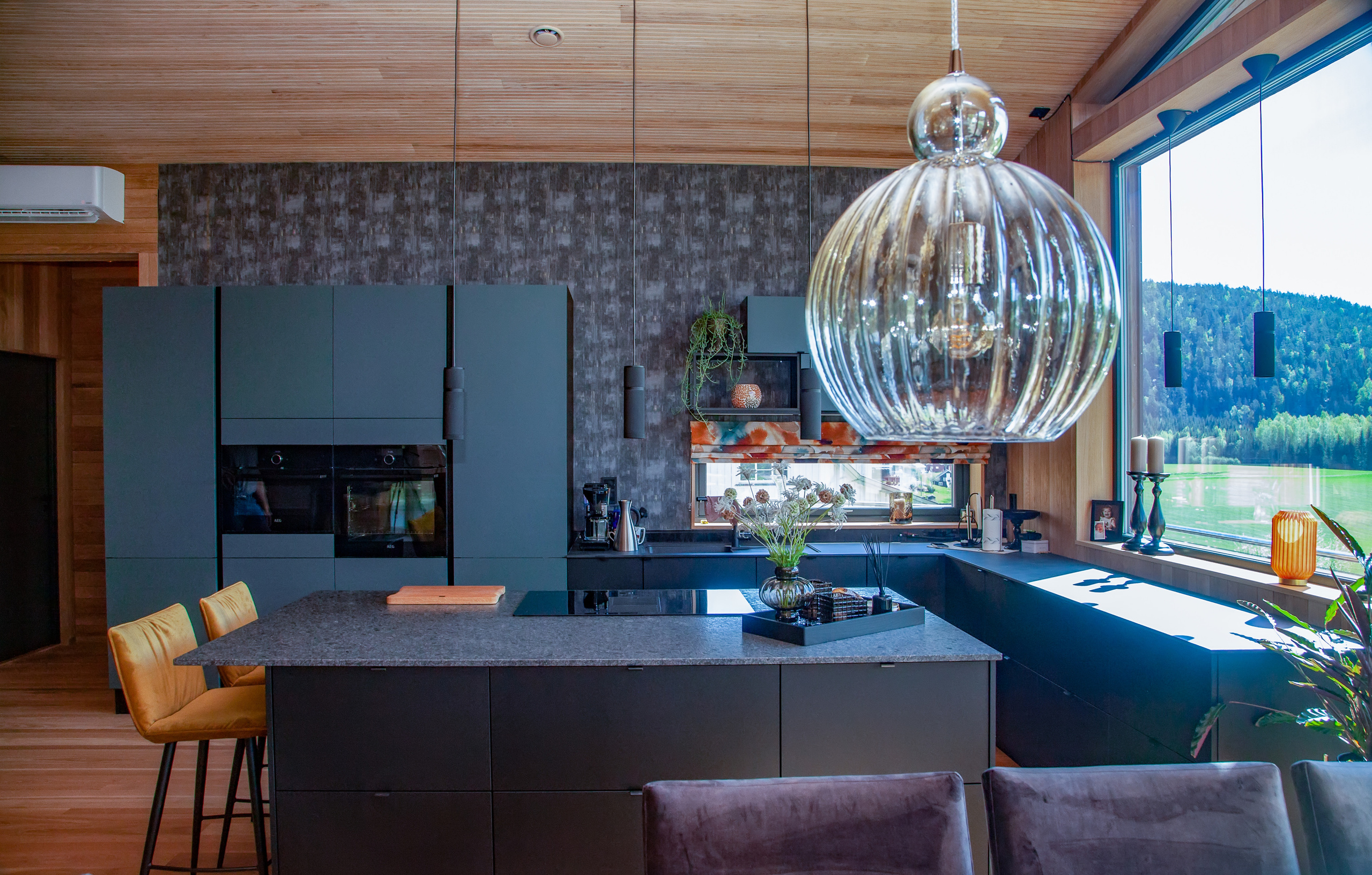 Stillig bolig med åpen kjøkenløsning og fil glass taklampe.