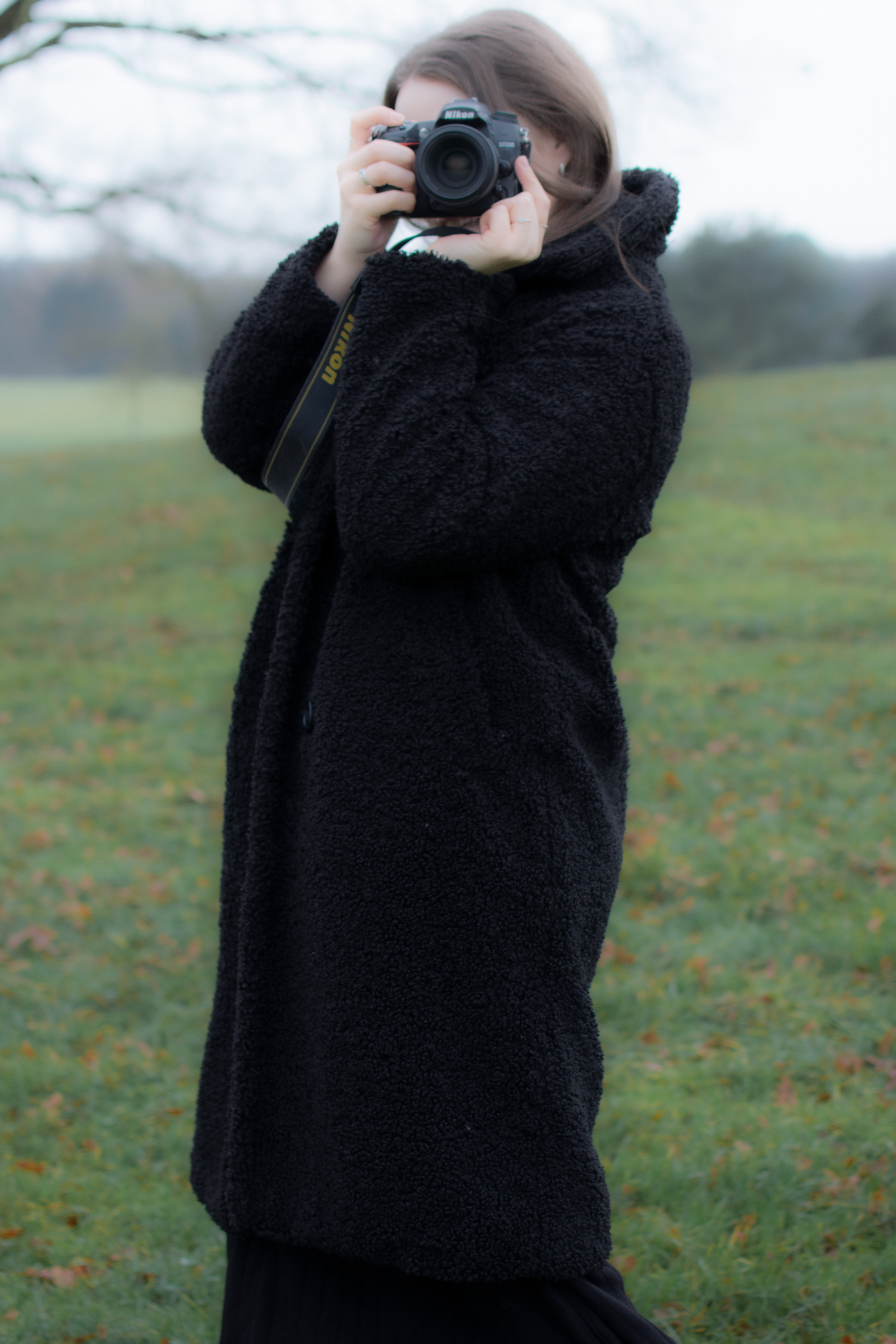Detail Foto von einem Mann sitzend mit Kaffee und Armbanduhr