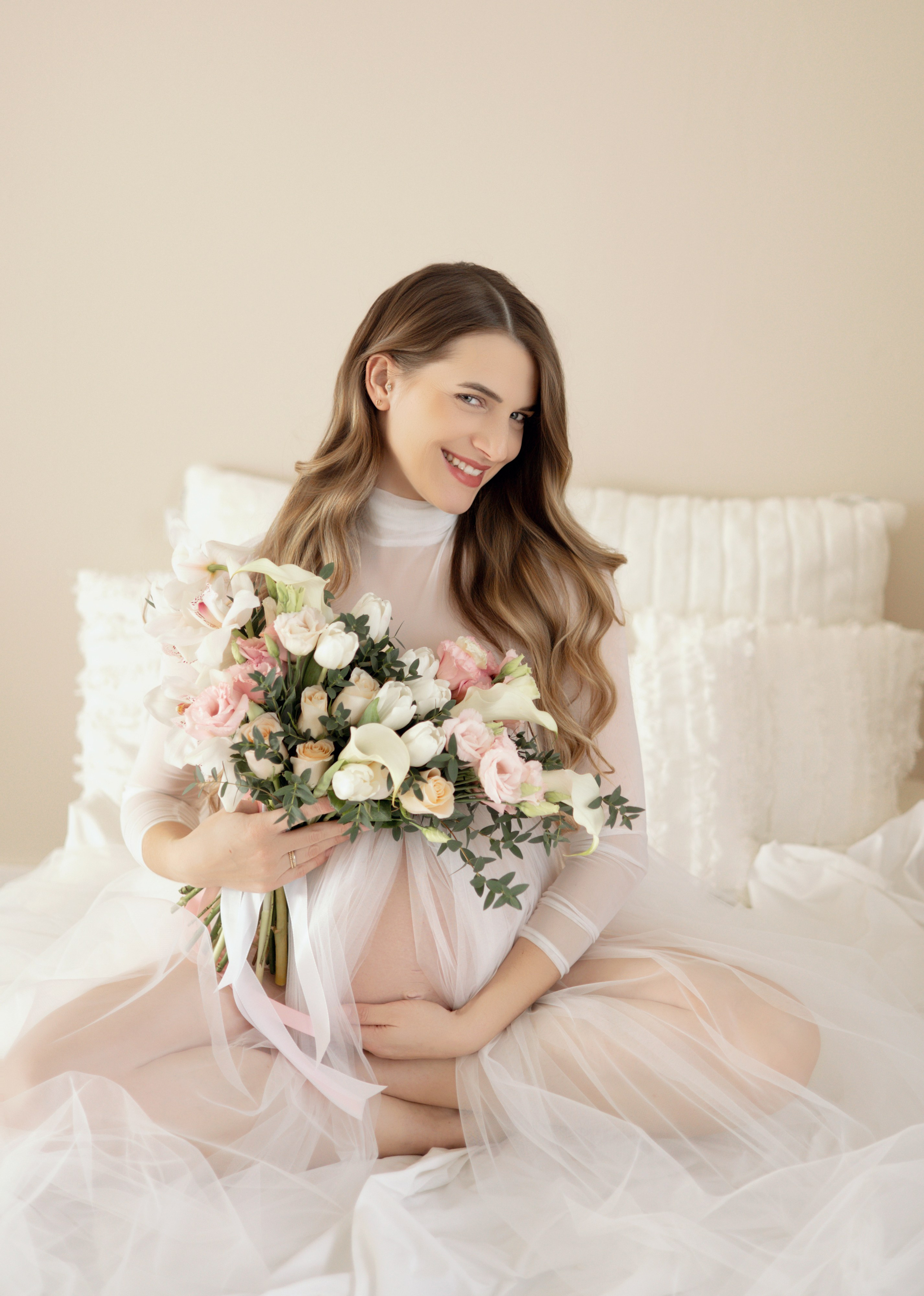 Schwangere Frau in einem romantischen Tüllkleid bei einem Babybauchshooting in Hagen.