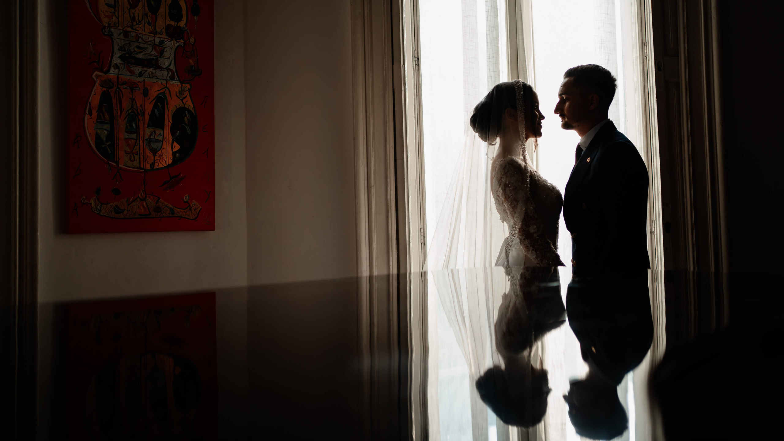 Moment emoționant între miri în ziua nunții, surprins într-un cadru natural și romantic. Fotografie de nuntă profesională, editată artistic pentru a evidenția emoția și eleganța evenimentului.