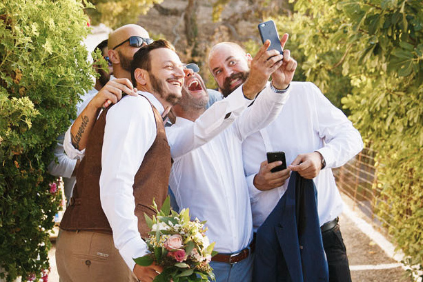 Фотограф, видеограф на Крите и Санторини, жених и его друзья делают фотосессия в Греции.