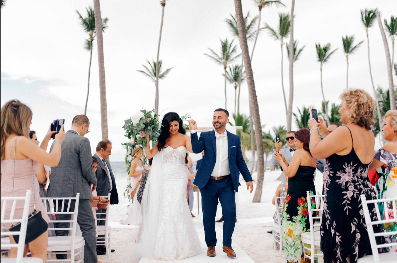 Молодожены идут в ресторан после свадебной церемонии. 