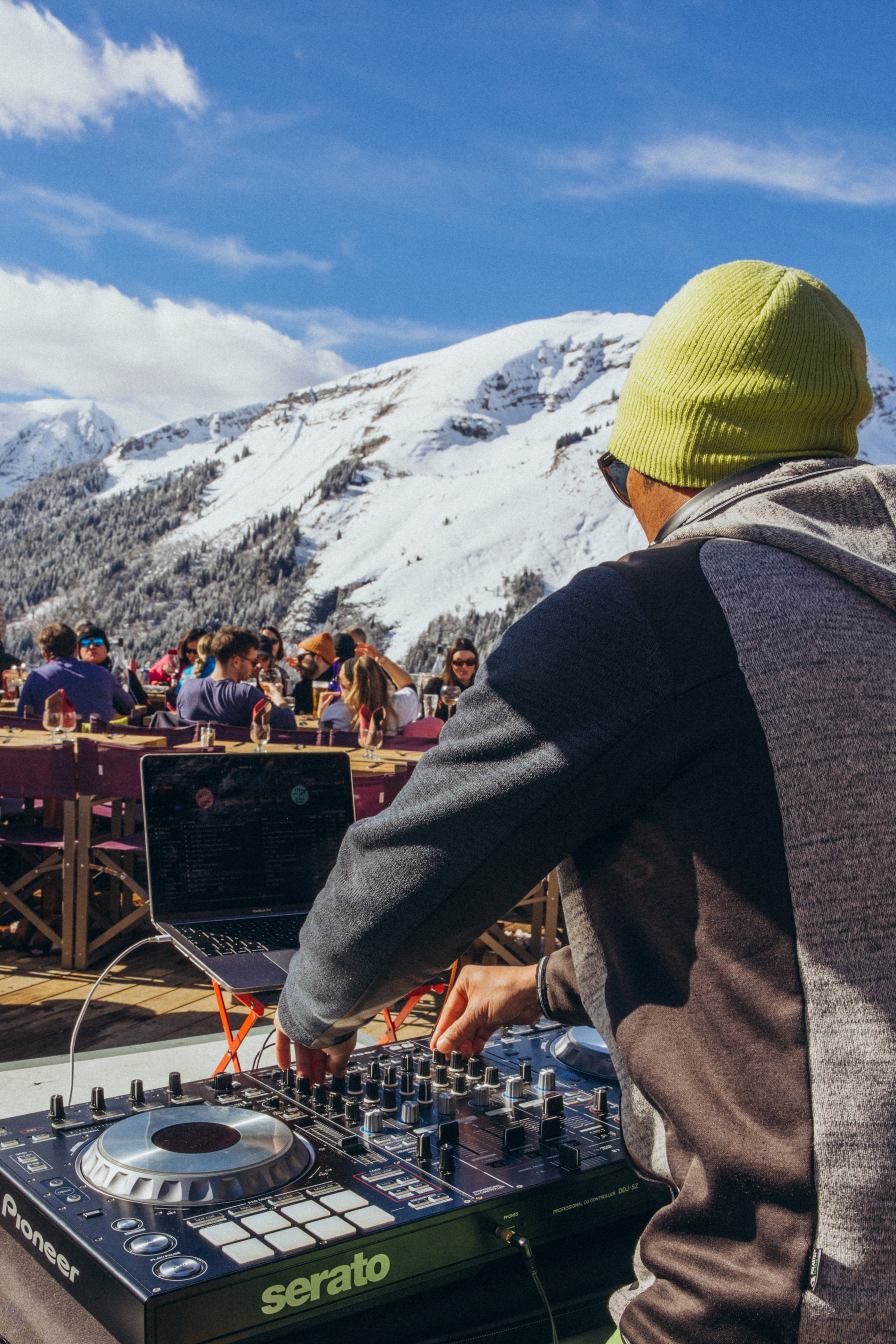 prestation DJ face a la montagne