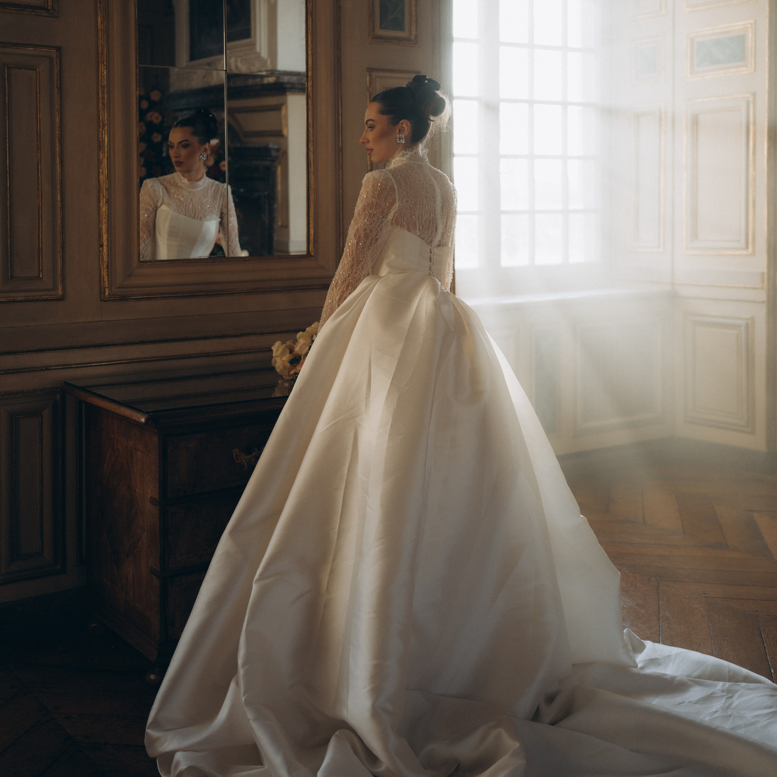 Braut beim Getting Ready einer Hochzeit in Nordhessen, fotografiert von Hochzeitsfotografin Nicole Hartwich aus Korbach