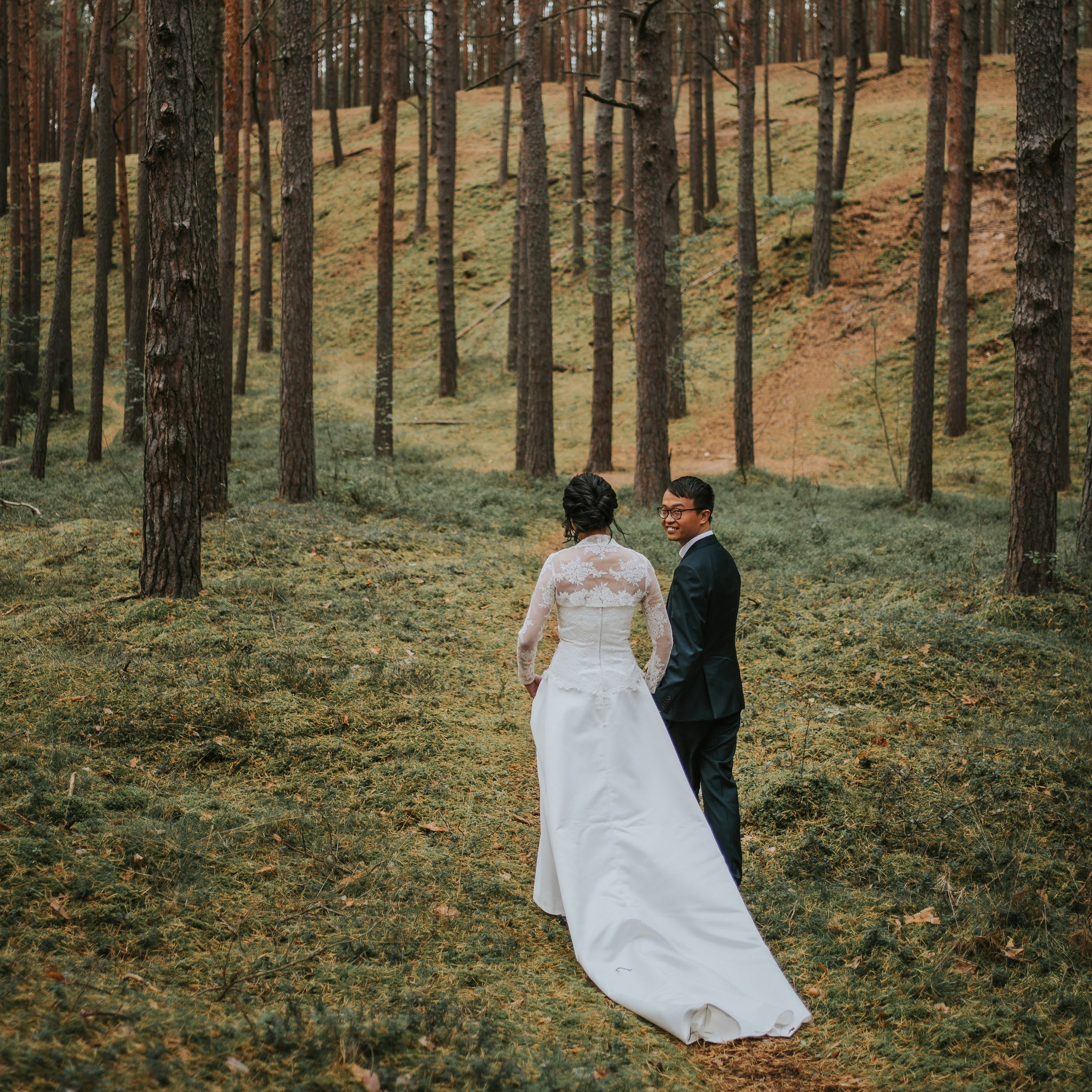 kāzu fotosesija mežā