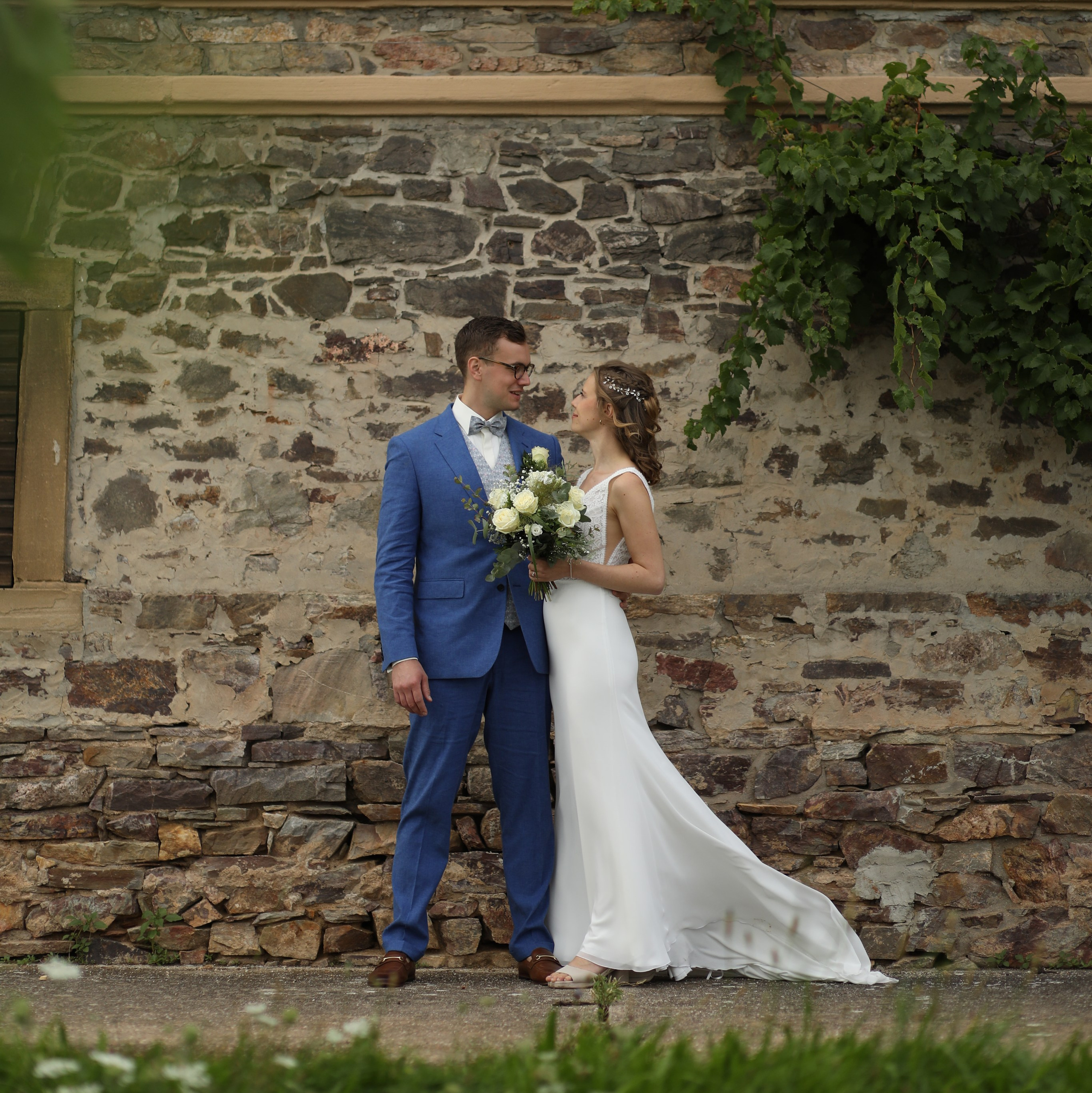 Elegante Hochzeitstafel auf Burg Schwarzenstein – Hochzeitsfotos für Paare aus Frankfurt am Main