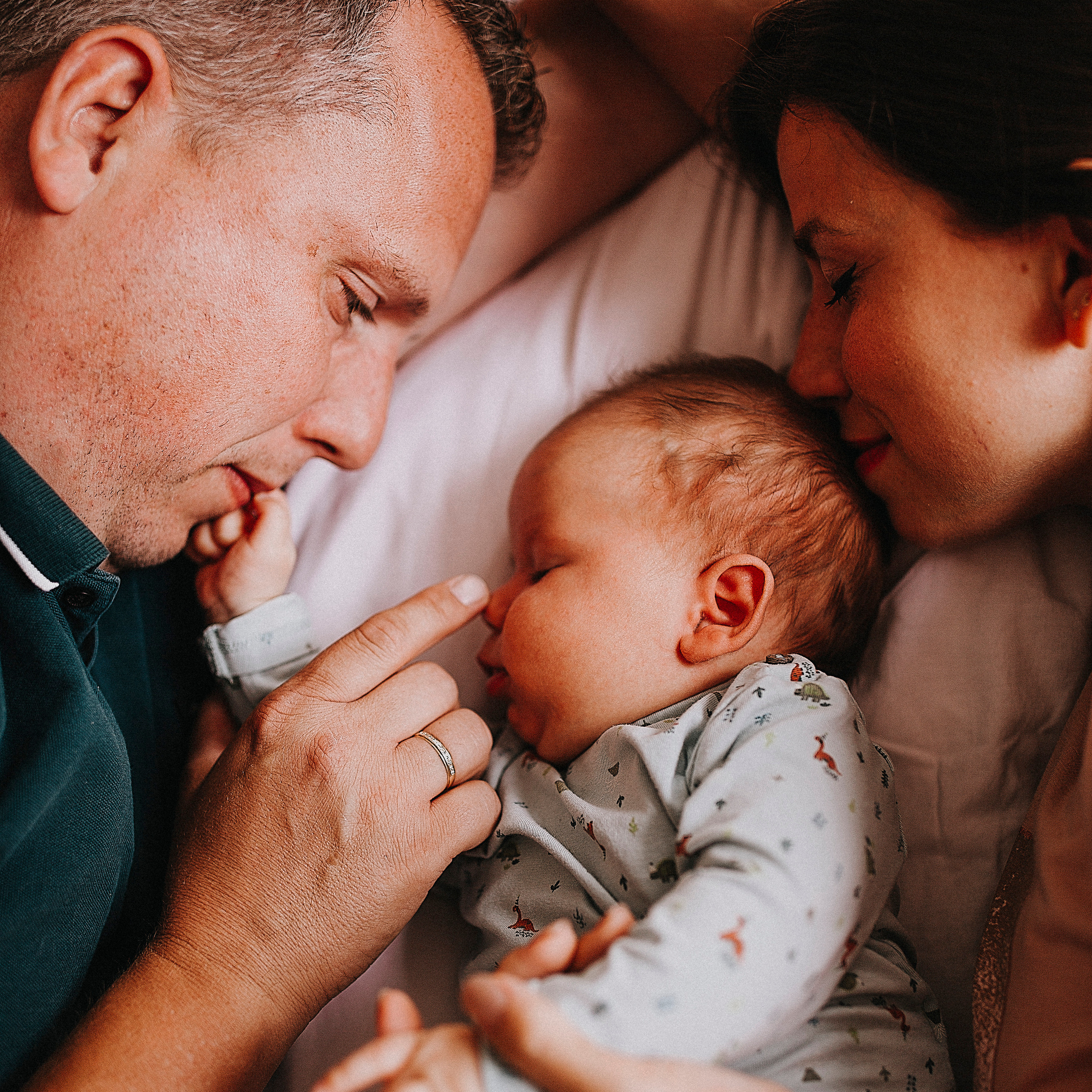 Gezinsgerichte newborn shoot in lifestyle stijl