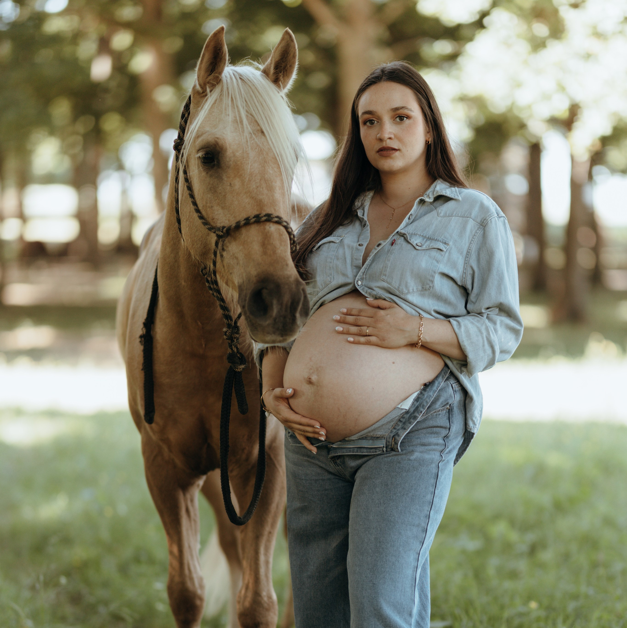 couple marchant au bord de l'eau au couché de soleil