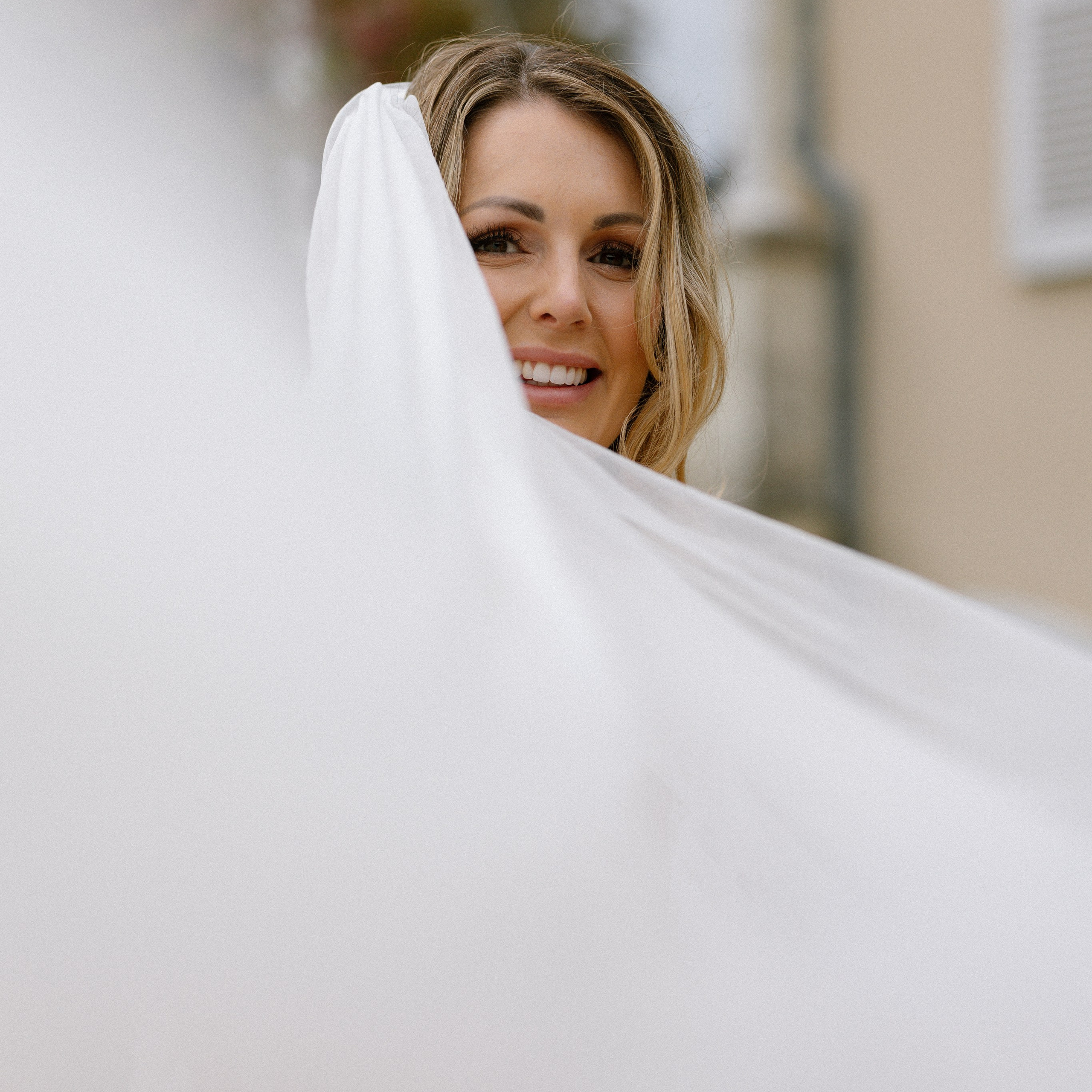 couple marchant au bord de l'eau au couché de soleil