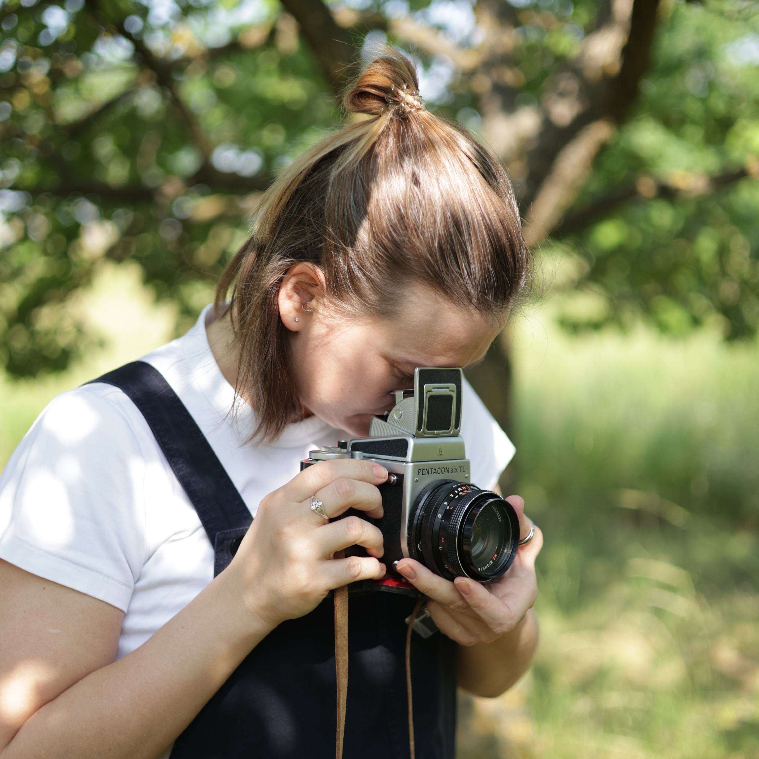 Портрет фотографа за работой, естественная и живая атмосфера